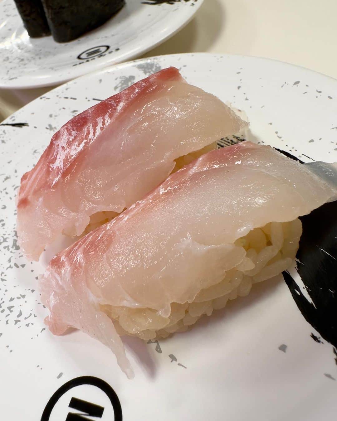 のインスタグラム：「【回転寿司みさき】 2023年、春限定メニュー。 ・桜鯛 ・ハマチ天身ニ貫 ・駿河湾産 生桜えび軍艦 ・炙り時しらずニ貫 ・かつおたたき香味野菜のせ ・中とろ ・ジャンボ蒸しほたてニ貫 ・あさりの大名椀 ・みさきのプリン  訪問店舗は渋谷東口店。  #回転寿司みさき #回転寿司みさき渋谷東口店 #海鮮三崎港  #回転寿司 #寿司 #鮨 #春グルメ #チェーン店 #youtube  #わっきーtv」