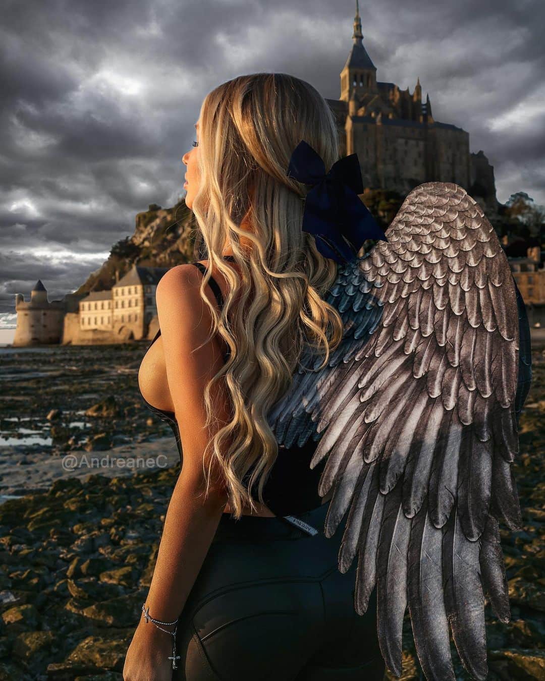 Andreane Chamberlandのインスタグラム：「Be careful who you trust, the devil was once an angel. 🖤 @livify 🖤」