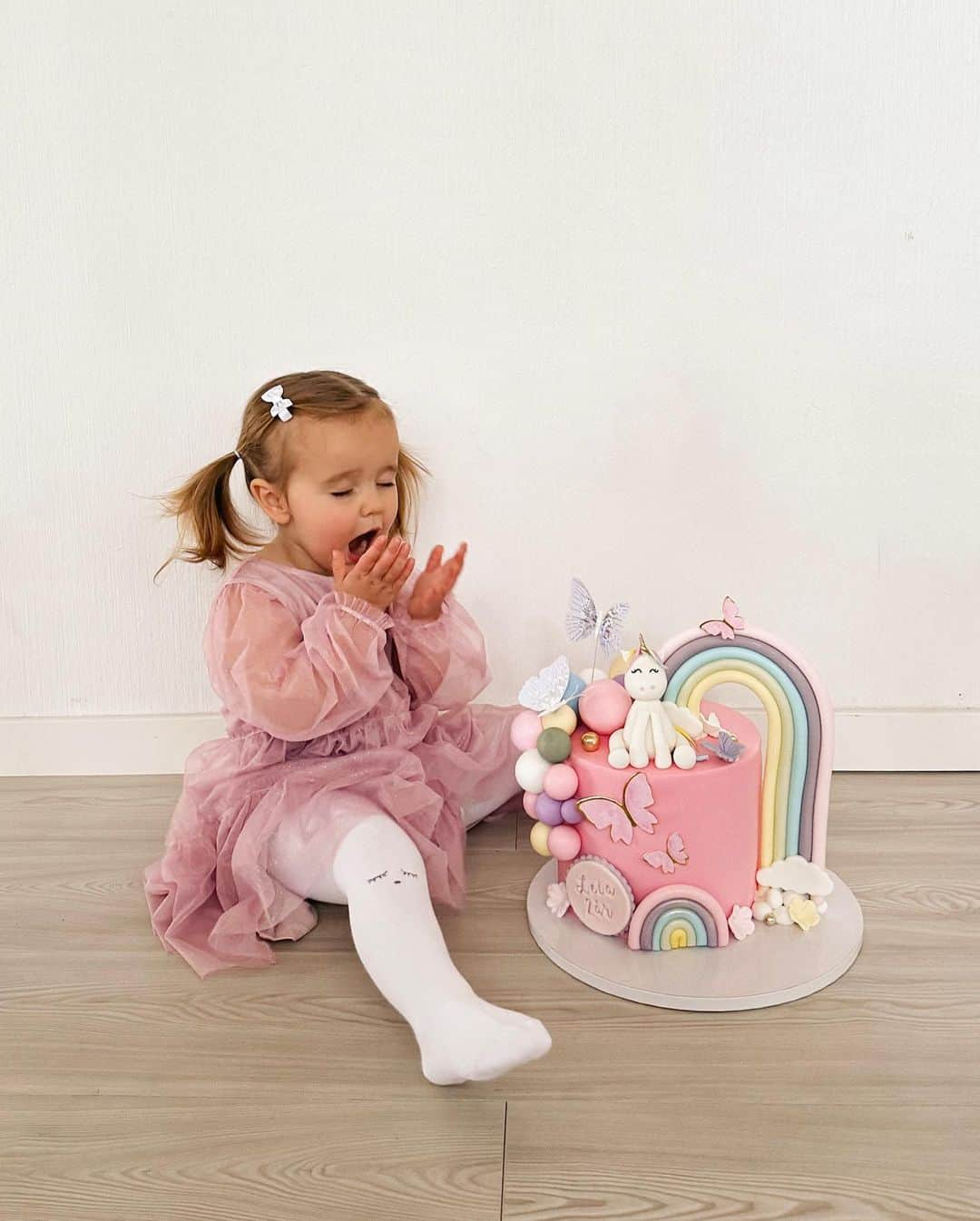 ジャニー・ディラーさんのインスタグラム写真 - (ジャニー・ディラーInstagram)「Happy 2nd birthday to our little princess. 🥹💗🎂 So much personality in such a small body. Like her reaction to her cake in the last photo… We love you more than you could ever understand 💕」3月31日 2時59分 - jannid