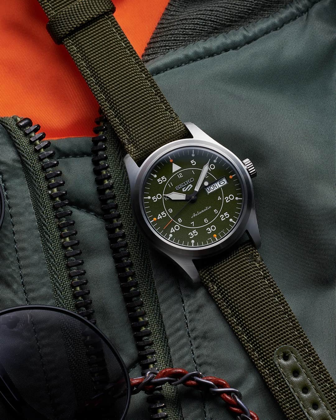 Seiko Watchesさんのインスタグラム写真 - (Seiko WatchesInstagram)「Show Your Style in Seiko 5 Sports. ✈️ SRPH29 gives a nod to vintage designs worn by early pilots.  This timepiece's green dial and nylon strap with orange lining will make your look stand out and have you feeling fly.   #Seiko #Seiko5Sports」3月31日 3時00分 - seikowatchusa