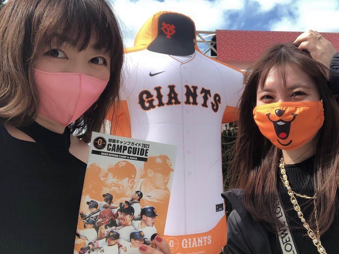 小川理子さんのインスタグラム写真 - (小川理子Instagram)「プロ野球開幕だ⚾️‼︎ ってことで、滞在約1時間だったけど、 今年1月に那覇でジャイアンツのキャンプいった時の写真あっぷ。 現地で、ジャイアンツファンのまさちゃん。 ドラゴンズファンの明日香。 ジャイアンツファンのみきちょと合流したよ♡ （ちなみに私はセリーグはベイスターズ、パリーグ楽天） 私が行くのが遅くて打撃練習とかは見れなかった。。 けど、イベントや雰囲気味わえて楽しかったー‼︎ 来年ベイスターズのキャンプも行ってみたいな😆 ちなみに恩納村では、阪神キャンプが！観に行かなかったけど、阪神のシーサーとかもホテルで売ってて可愛かった✨  WBCで見たい選手がいっぱいできたし、野球全体が好きだから、今年は色々試合見に行こう⚾️‼︎  #プロ野球開幕 #プロ野球キャンプ #プロ野球観戦 #那覇キャンプ2023 #沖縄セルラースタジアム那覇 #ジャイアンツキャンプ #野球好きな人と繋がりたい #沖縄キャンプ #沖縄好き」3月31日 2時53分 - ogawariko11