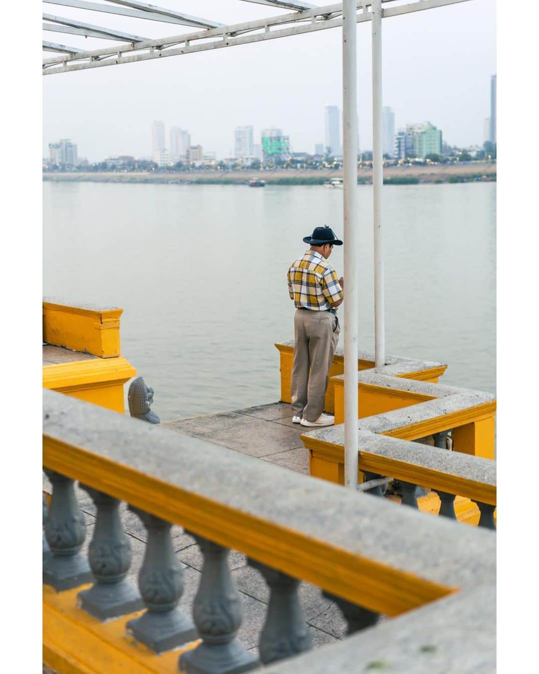 VuTheara Khamさんのインスタグラム写真 - (VuTheara KhamInstagram)「Yellow Phnom Penh, Cambodia, 2023 💛 #streetphotography #yellow #phnompenh #cambodia」3月31日 3時08分 - vutheara