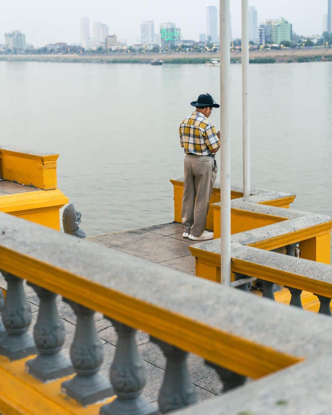 VuTheara Khamのインスタグラム：「Yellow Phnom Penh, Cambodia, 2023 💛 #streetphotography #yellow #phnompenh #cambodia」