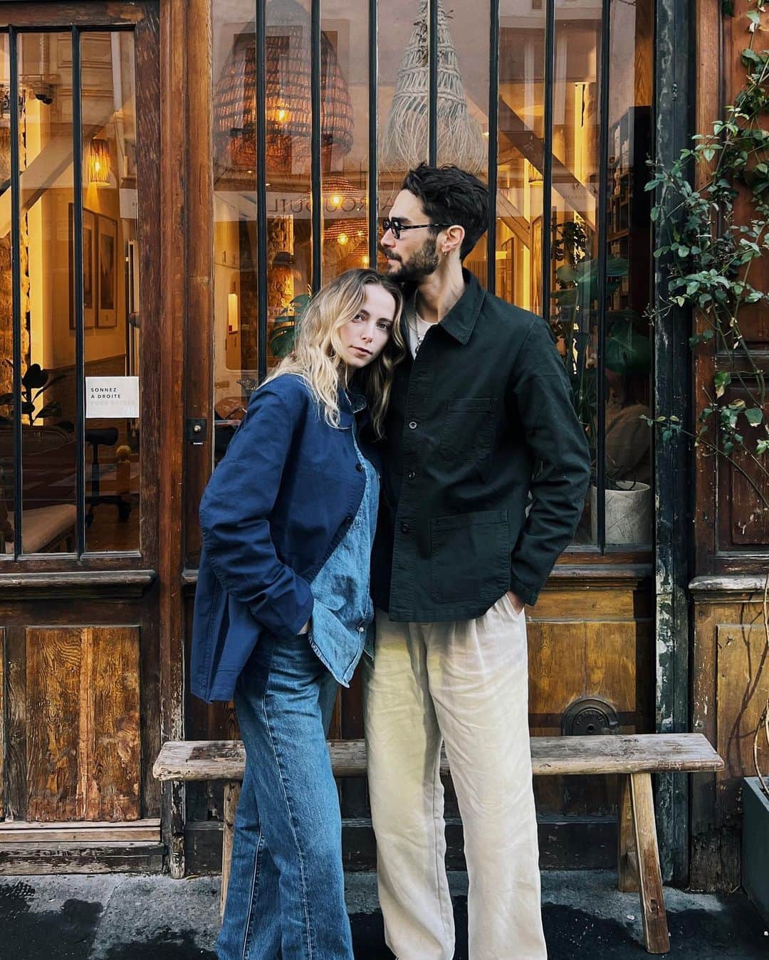 NICOLAS SIMOESのインスタグラム：「Une balade parisienne en @vetra_france_official, fabricant français de vestes de travail depuis 1927 🤍」