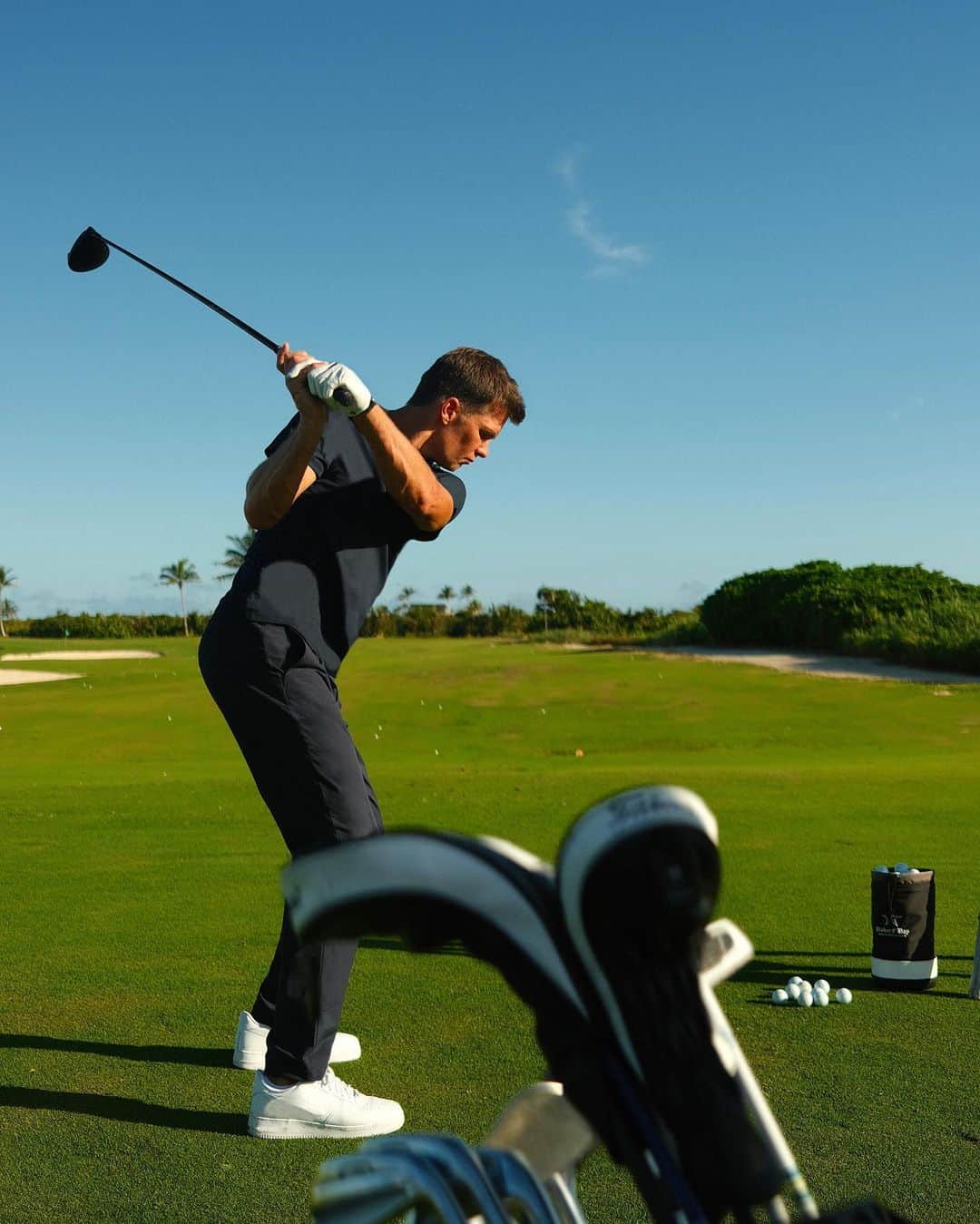 トム・ブレイディのインスタグラム：「Out here grinding. ⛳️  New Golf is live now over at @bradybrand.」