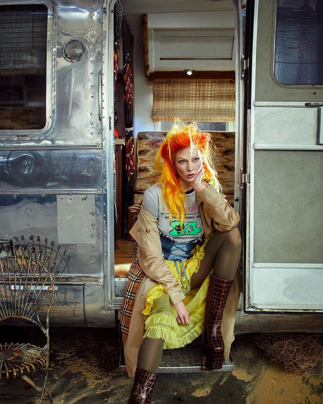 カーリー・クロスのインスタグラム：「on fire for this one ❤️‍🔥 inspired by Dame Vivienne Westwood 🕊️ @crfashionbook   photography @emmasummerton founder & editor-in-chief @carineroitfeld’s personal homage to the late activist, trailblazer + champion of others.❣️ CR President @vladimirrestoinroitfeld guest creative direction @kstudio_ny art direction @guillaumelauruol hair @ward_s_official makeup @makiryoke  nails @yukotsuchihashi set design @vikirutsch fashion consultant @niki.galopine production @agpnyc」