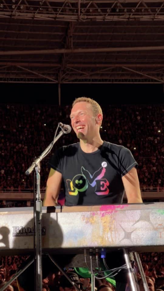 Coldplayのインスタグラム：「Thank you @Coldplay for inviting me to sing "Maria, Maria" with them in Rio! ❤️ Thanks to @SeuJorge, @hamiltondeholanda and Zeca Veloso for joining us,  and thank you to everyone in the stadium for the incredible backing vocals!! . . Obrigado, @coldplay ,por me convidarem para cantar "Maria, Maria" com eles no Rio! ❤️ Obrigado a @seujorge , @hamiltondeholanda e Zeca Veloso por se juntarem a nós, e obrigado a todos no estádio pelos incríveis backing vocals!! . . 📽: @p.thechemist」