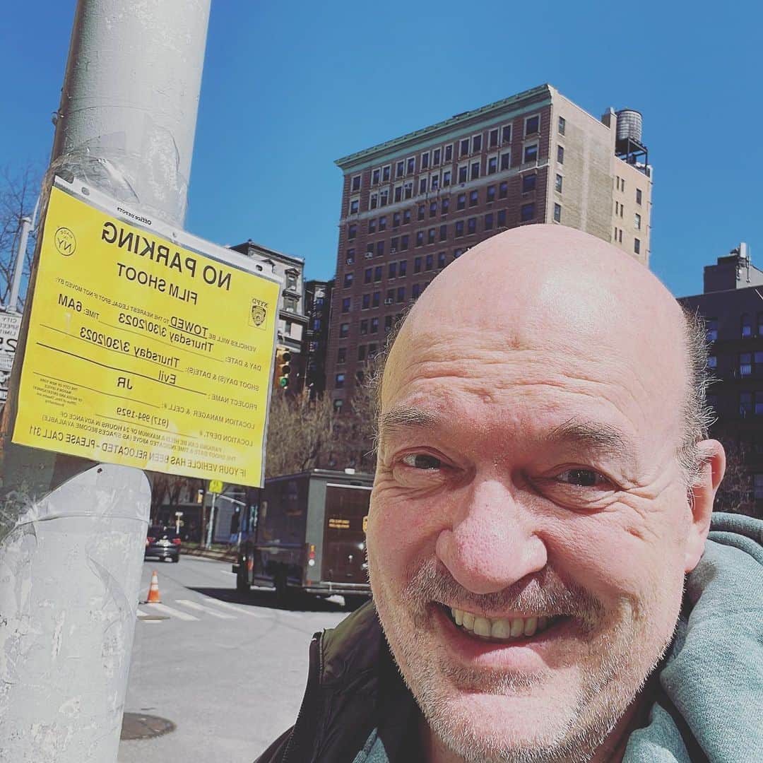 ジョン・キャロル・リンチのインスタグラム：「Presently not working on this show, but I love it anyway! Hi @katjaherbers」