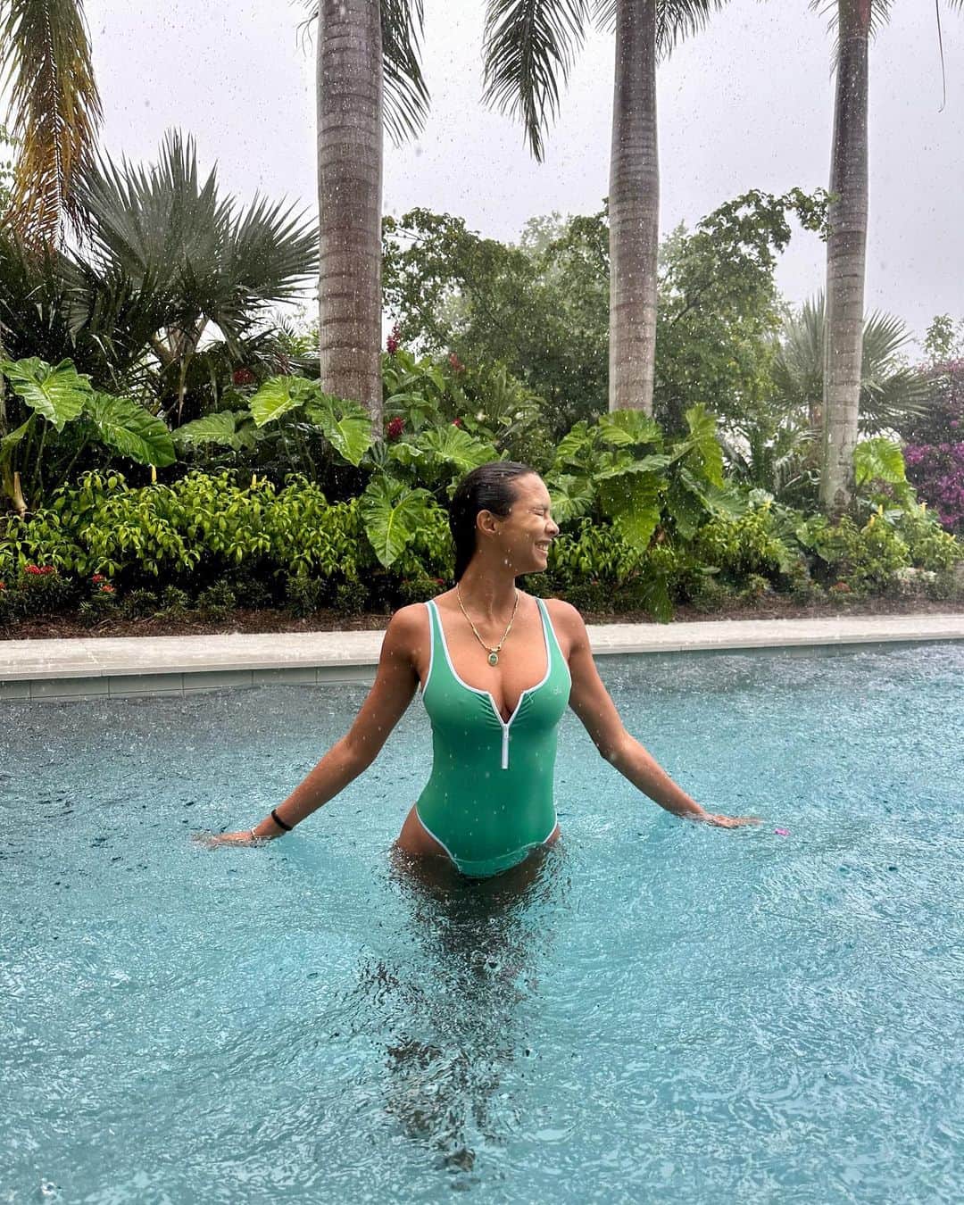 ライス・リベイロのインスタグラム：「Rainy day in the neighborhood 💦 @alo」