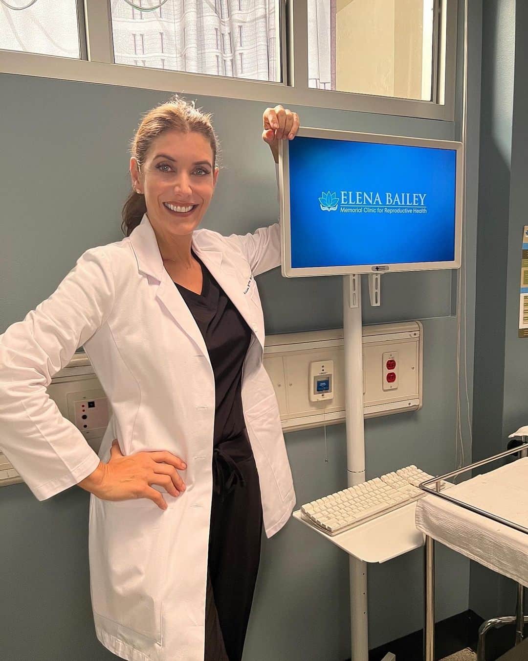 のインスタグラム：「Well hello friends! It’s ur gal @KateWalsh here and I’ve come to crash the party! 😉 For some reason, Grey’s trusted me to takeover their page today so tune in all-day long where I’ll answer your burning questions right here on Grey’s stories, and then make sure to tune in to all the drama tonight at 9/8c on ABC & stream on Hulu! 🩺 ❤️」