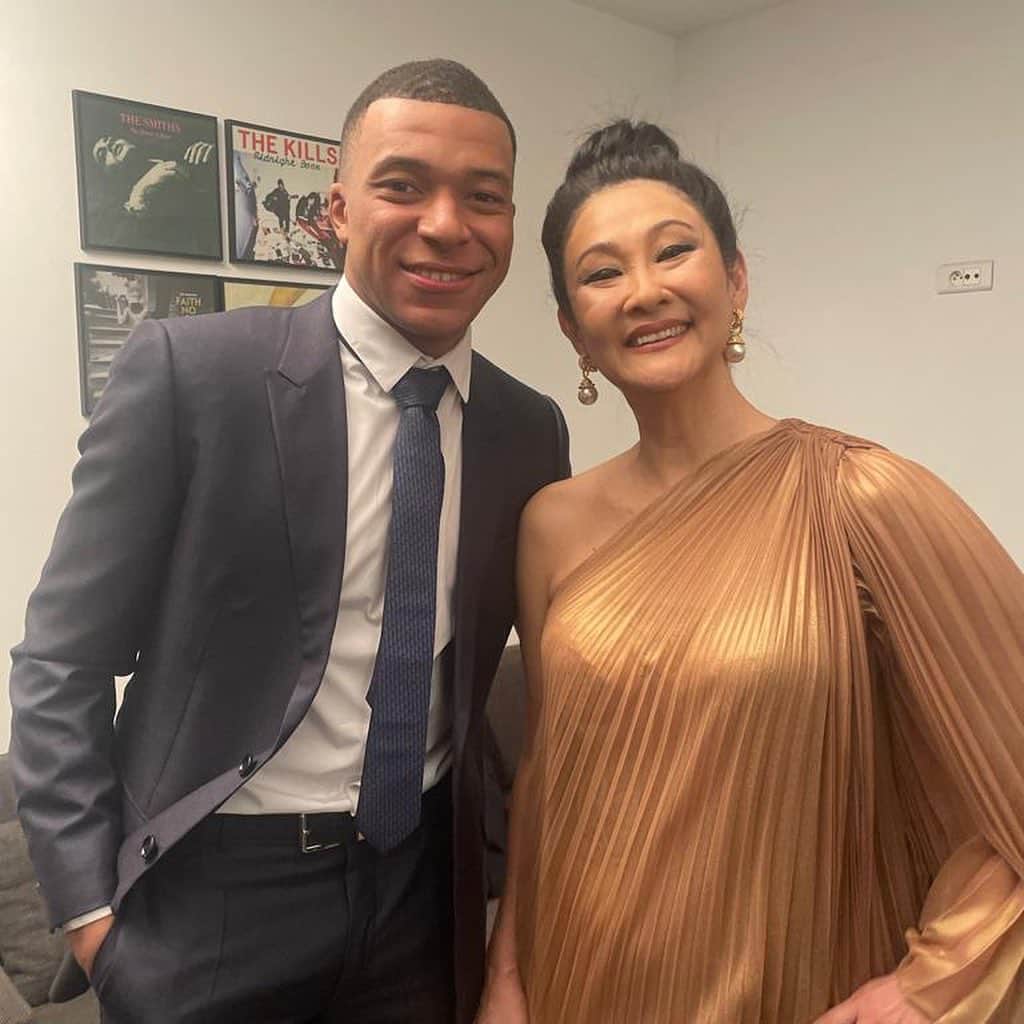 ペレのインスタグラム：「Hoje compartilhamos algumas fotos de bastidores de uma memória recente, mas inesquecível. O dia em que a @fifa fez uma homenagem linda ao Rei. Deixamos aqui algumas fotos da Márcia Aoki, viúva de Pelé, recebendo o carinho de todos. #tbt  .  Today we share some behind-the-scenes photos of a recent but unforgettable memory. The day @fifaworldcup made a beautiful tribute to the King. Here are some photos of Márcia Aoki, Pelé's widow, receiving everyone's affection. #tbt  Thank you, @ronaldo, @k.mbappe, @seujorge, @gianni_infantino, @oficialrc3 and and to everyone who made this tribute so beautiful.」