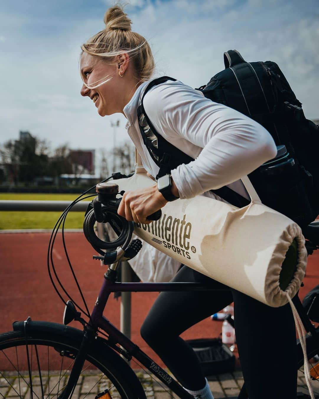 リーザ・マイヤーのインスタグラム：「Nothing better than a good training session 🙂   Comfy support by @dormiente_gmbh 🙇🏼‍♀️ & @sprintteamwetzlar   #trackandfield #sprintteamwetzlar #namaste #training #recovery #nikerunning /Werbung」