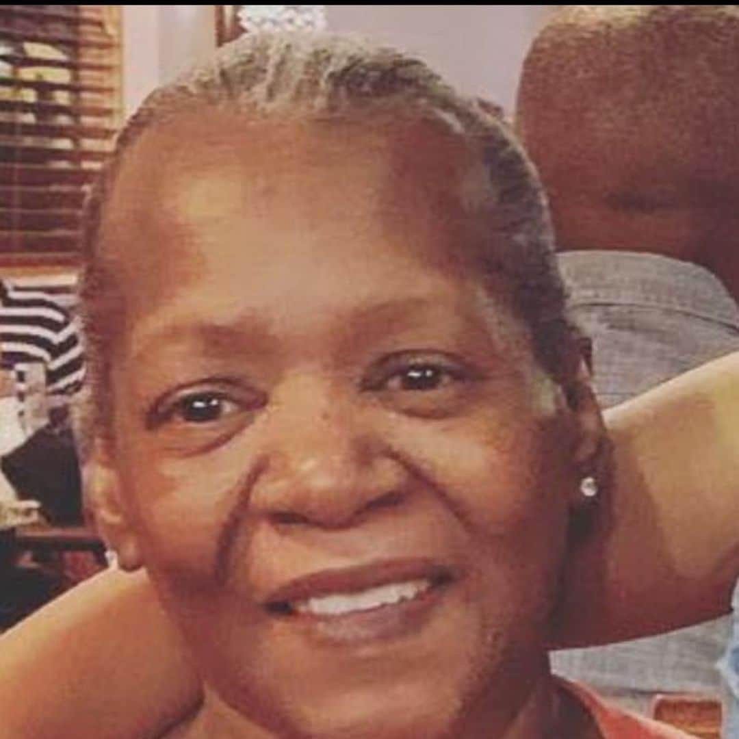 のインスタグラム：「Happy  heavenly birthday Mommy.  U are my treasure !!! It’s been 2 yrs and not a single day goes by I don’t think about you . I know you and Nana is holding us down up there . Just know I feel your presence every single day.  Life is not the same but I know you are watching over us and I constantly feel you all the time  when I listen to all your oldies and goodies classic tunes ….. I have to laugh because you schooled me on all of the hits of your era.  I play faithfully !!!!!!!!!!! I feel us both singing and dancing together.  Dam I missed those days.  Sleep well my beautiful .  To all my greatest fans and friends if your mom or pops still here please stay close to them and communicate with bear hugs and kisses to them .. do it for me please.  And to all the ones who lost there matriarchs and patriarchs god bless yours truly.  Thanks team.  Love you mommy !!! #tearsofjoy #oncetwicethreetimesalady」