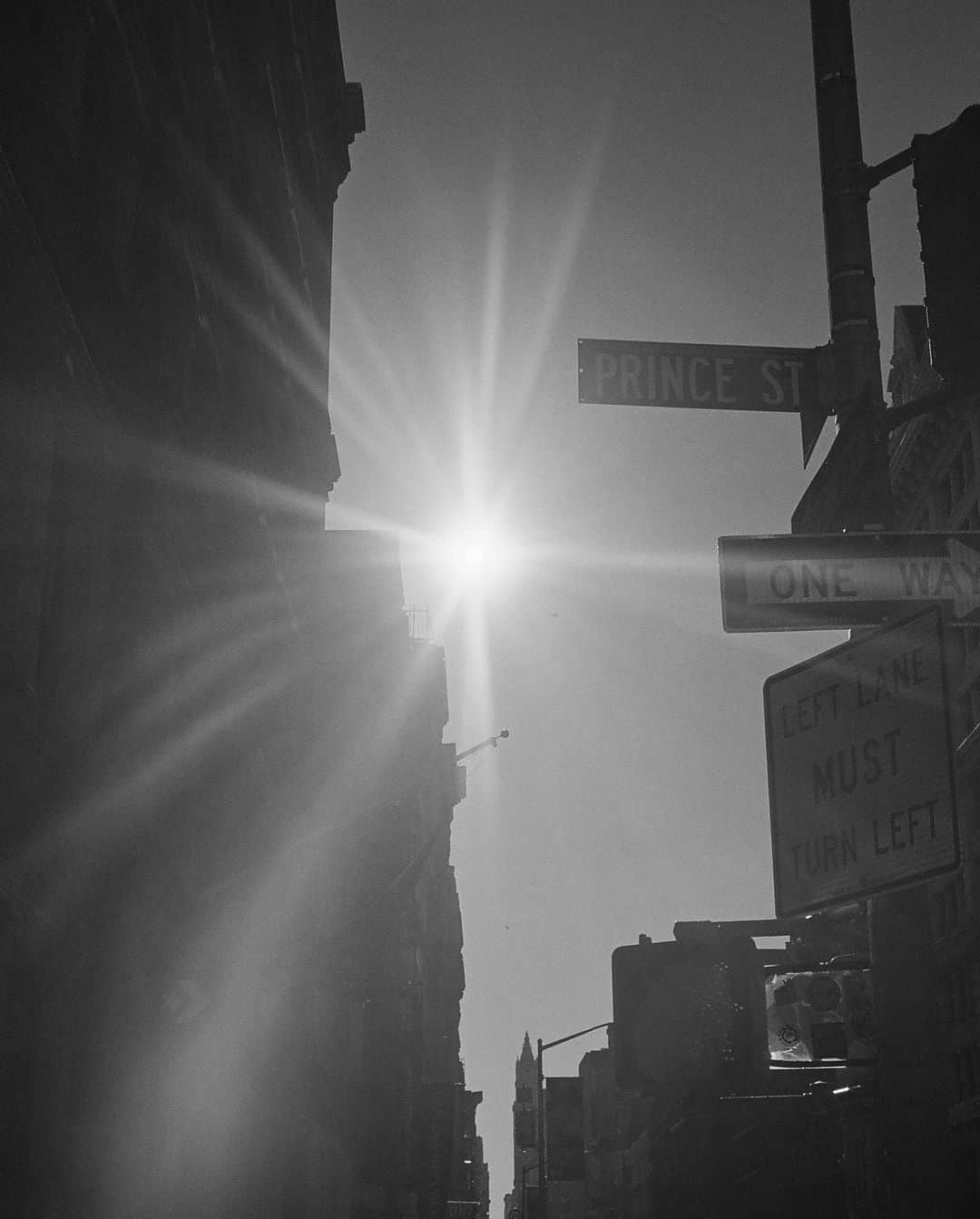 マーロン・テシェイラさんのインスタグラム写真 - (マーロン・テシェイラInstagram)「🦅 DETERMINATION 🦅  As they say;   “The first one we never forget.”   📸 My first film 🎞️ 35 mm around New York City 🗽  Como dizem por aí;  “O primeiro a gente nunca esquece.”   📸 Meu primeiro filme 🎞️ pelas ruas de Nova Iorque.🗽  —- 🎩…Peace&Light…♻️ —-   #PointShoot #35mm #BigApple #NewYork #GoodVibesOnly」3月31日 3時46分 - marlontx