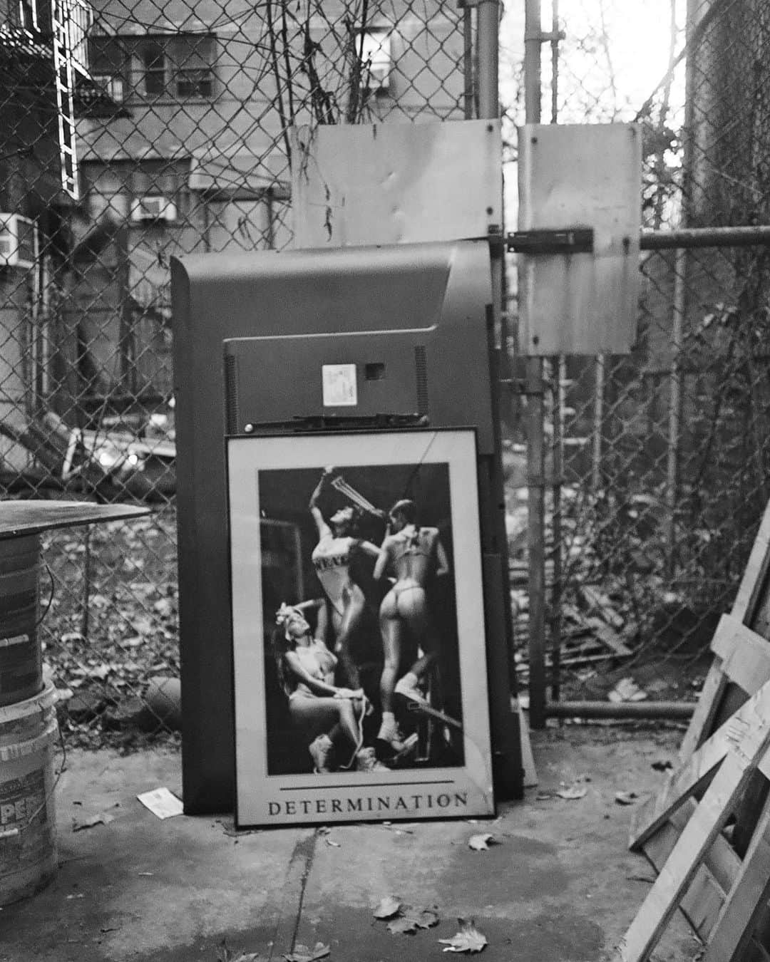 マーロン・テシェイラのインスタグラム：「🦅 DETERMINATION 🦅  As they say;   “The first one we never forget.”   📸 My first film 🎞️ 35 mm around New York City 🗽  Como dizem por aí;  “O primeiro a gente nunca esquece.”   📸 Meu primeiro filme 🎞️ pelas ruas de Nova Iorque.🗽  —- 🎩…Peace&Light…♻️ —-   #PointShoot #35mm #BigApple #NewYork #GoodVibesOnly」