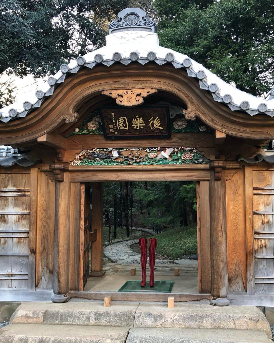 岡田育さんのインスタグラム写真 - (岡田育Instagram)「Visiting Koishikawa Kōrakuen in the twilight, one of Tokyo's oldest Japanese gardens. It was built in the early Edo Period as a private garden and is now open to the public. An exhibition by #舘鼻則孝 @noritaka_tatehana . . #koishikawakorakuen  #korakuen  . 十数年ぶりに #小石川後楽園 。卒業袴の女の子たちがワッキャはしゃぎながら撮影していた。たしかに映えるよね。 #江戸東京リシンク展 開催中、GIONさん @gionstudio お仕事中。」3月31日 3時46分 - okadaic