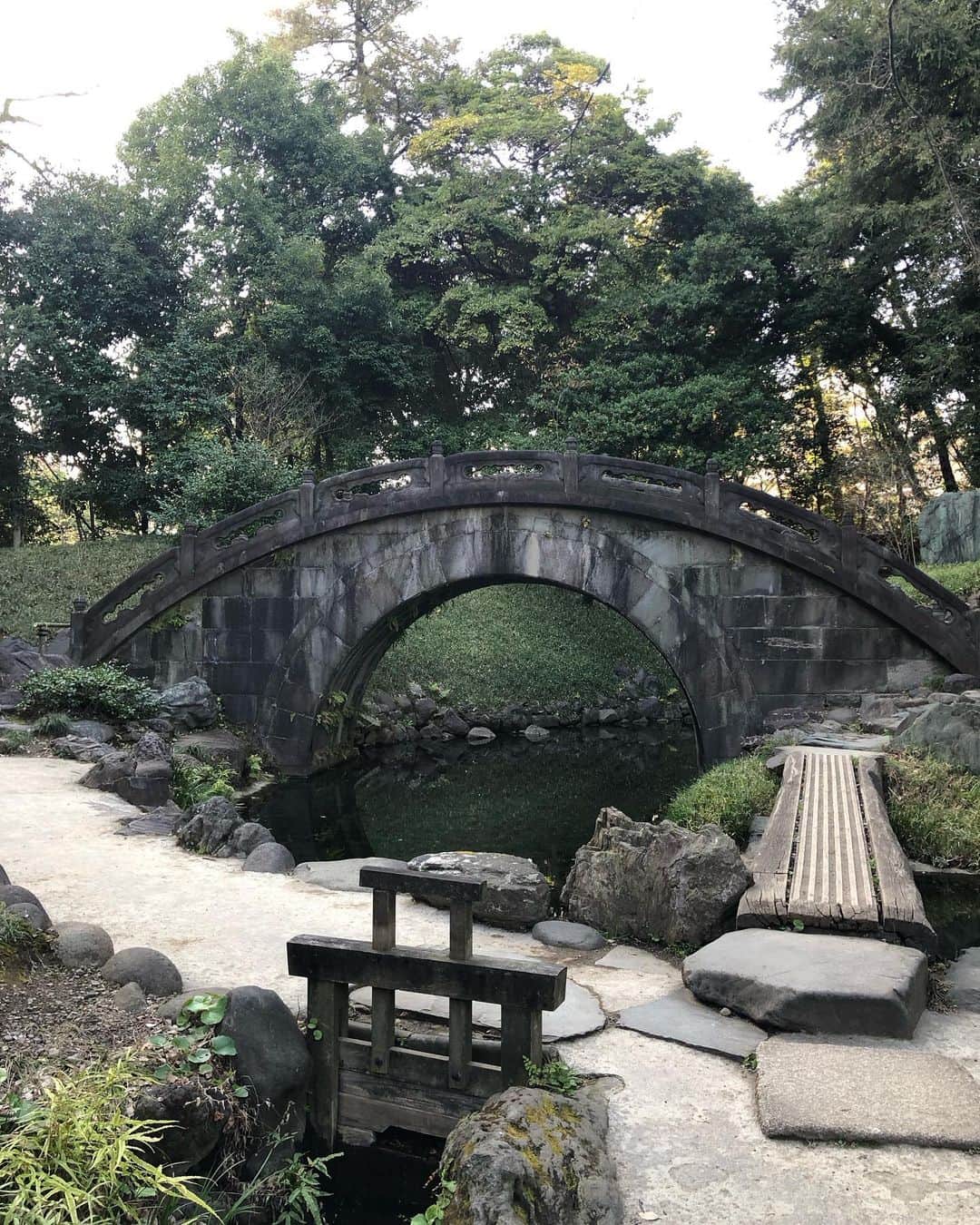 岡田育さんのインスタグラム写真 - (岡田育Instagram)「Visiting Koishikawa Kōrakuen in the twilight, one of Tokyo's oldest Japanese gardens. It was built in the early Edo Period as a private garden and is now open to the public. An exhibition by #舘鼻則孝 @noritaka_tatehana . . #koishikawakorakuen  #korakuen  . 十数年ぶりに #小石川後楽園 。卒業袴の女の子たちがワッキャはしゃぎながら撮影していた。たしかに映えるよね。 #江戸東京リシンク展 開催中、GIONさん @gionstudio お仕事中。」3月31日 3時46分 - okadaic