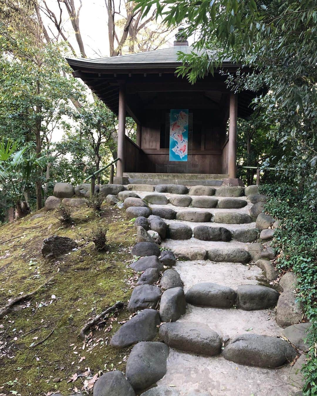 岡田育さんのインスタグラム写真 - (岡田育Instagram)「Visiting Koishikawa Kōrakuen in the twilight, one of Tokyo's oldest Japanese gardens. It was built in the early Edo Period as a private garden and is now open to the public. An exhibition by #舘鼻則孝 @noritaka_tatehana . . #koishikawakorakuen  #korakuen  . 十数年ぶりに #小石川後楽園 。卒業袴の女の子たちがワッキャはしゃぎながら撮影していた。たしかに映えるよね。 #江戸東京リシンク展 開催中、GIONさん @gionstudio お仕事中。」3月31日 3時46分 - okadaic