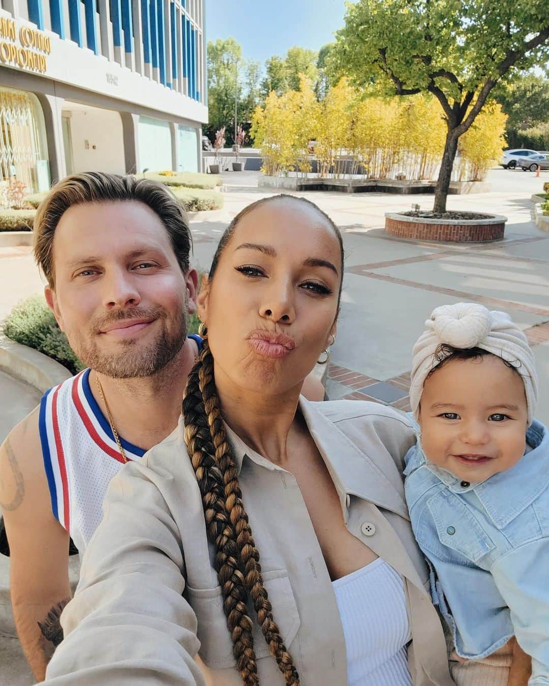 レオナ・ルイスのインスタグラム：「Family day out with our little cub 🐻」