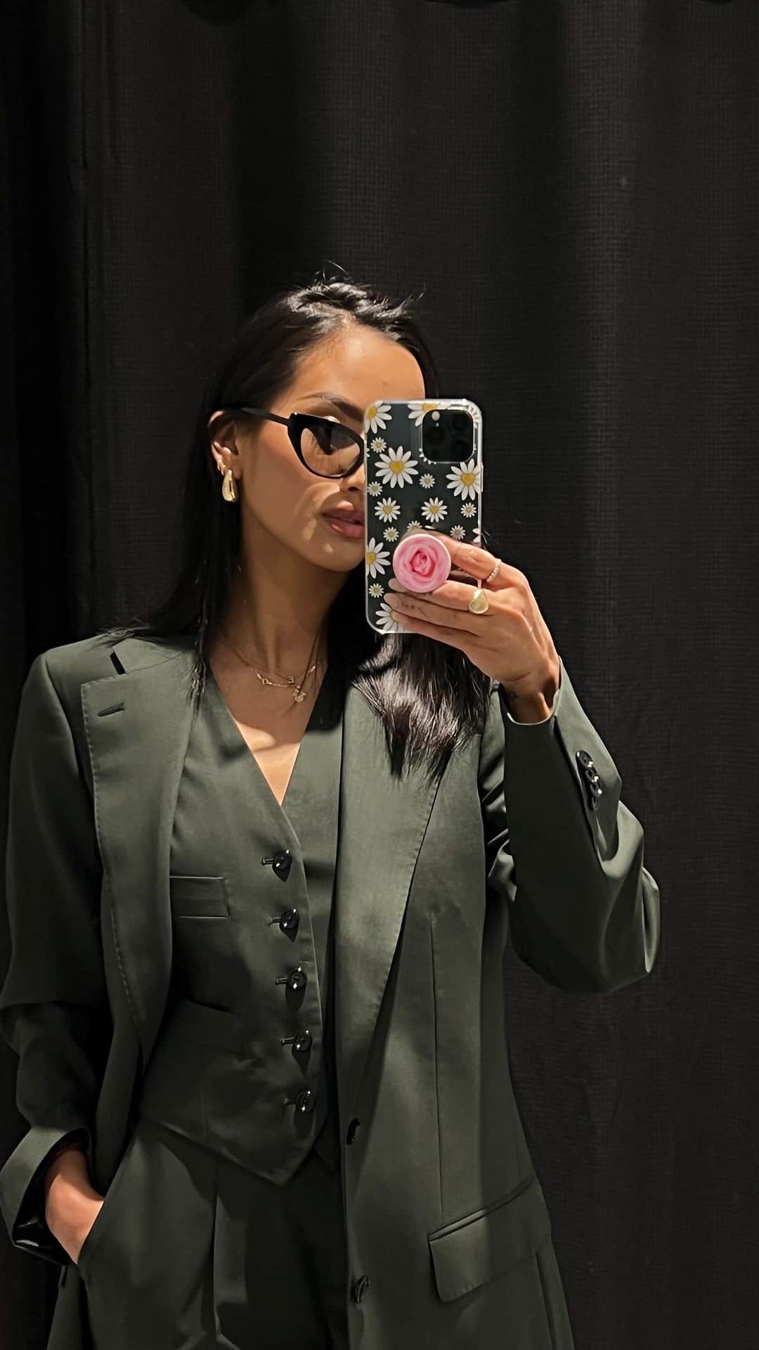 エマリン・エストラーダのインスタグラム：「In LOVE with my custom suit from @indochino 💚💚  overall, it was an easy process and the staff were very lovely to work with! Now I have this gorgeous suit forever 🥰」
