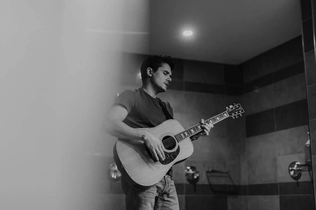 ジョン・メイヤーのインスタグラム：「Solo tour, St. Louis, MO - nothing like singing alone in the shower. Or on stage.」