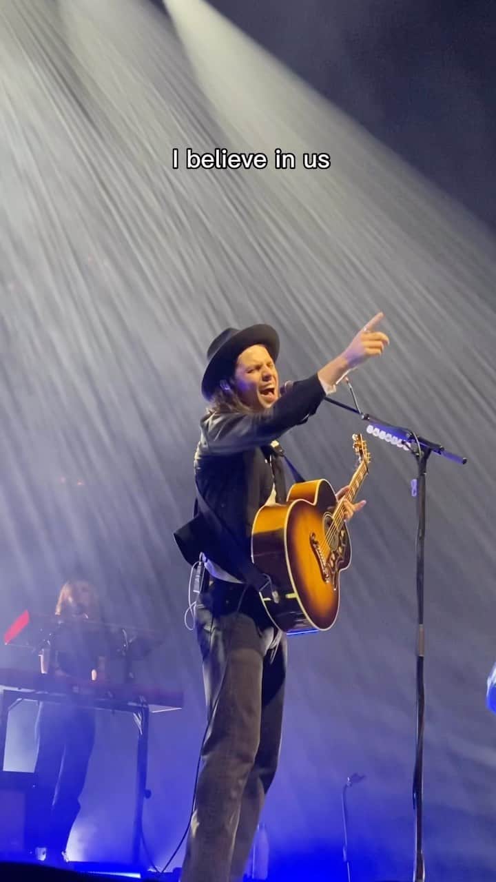 のインスタグラム：「There’s nothing like playing live 🎸 Excited to get back out on the road. Tickets for Europe and US are available now from the link in my bio!」