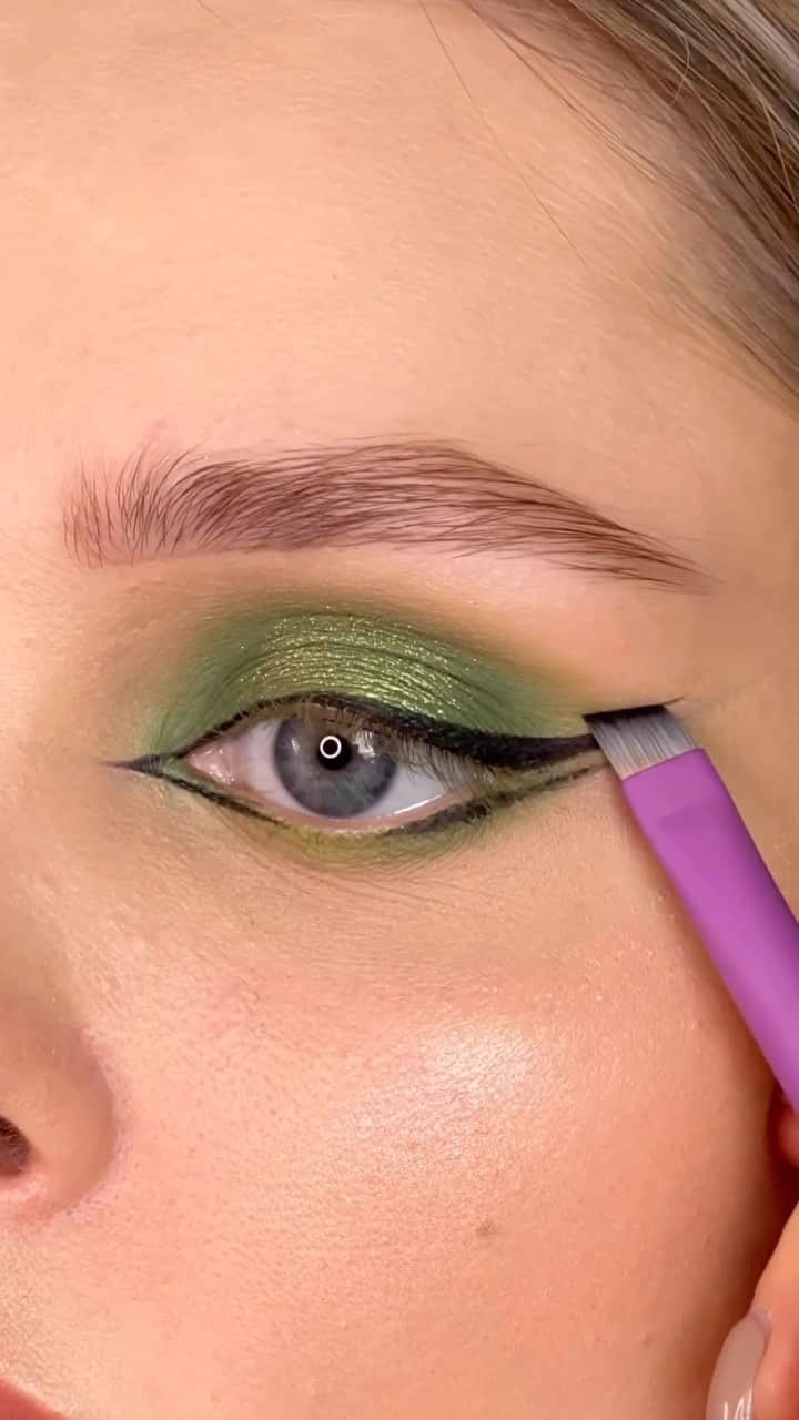 Jeffree Star Cosmeticsのインスタグラム：「BLOOD MONEY 💸 The perfect palette of the most stunning greens. The only greens you need IMO 👀🌱 @alina_kazerskaya slayed this beautiful look with this perfect graphic liner 💚  #jeffreestarcosmetics #bloodmoney #greeneyeshadow #eyeshadowtutorial」