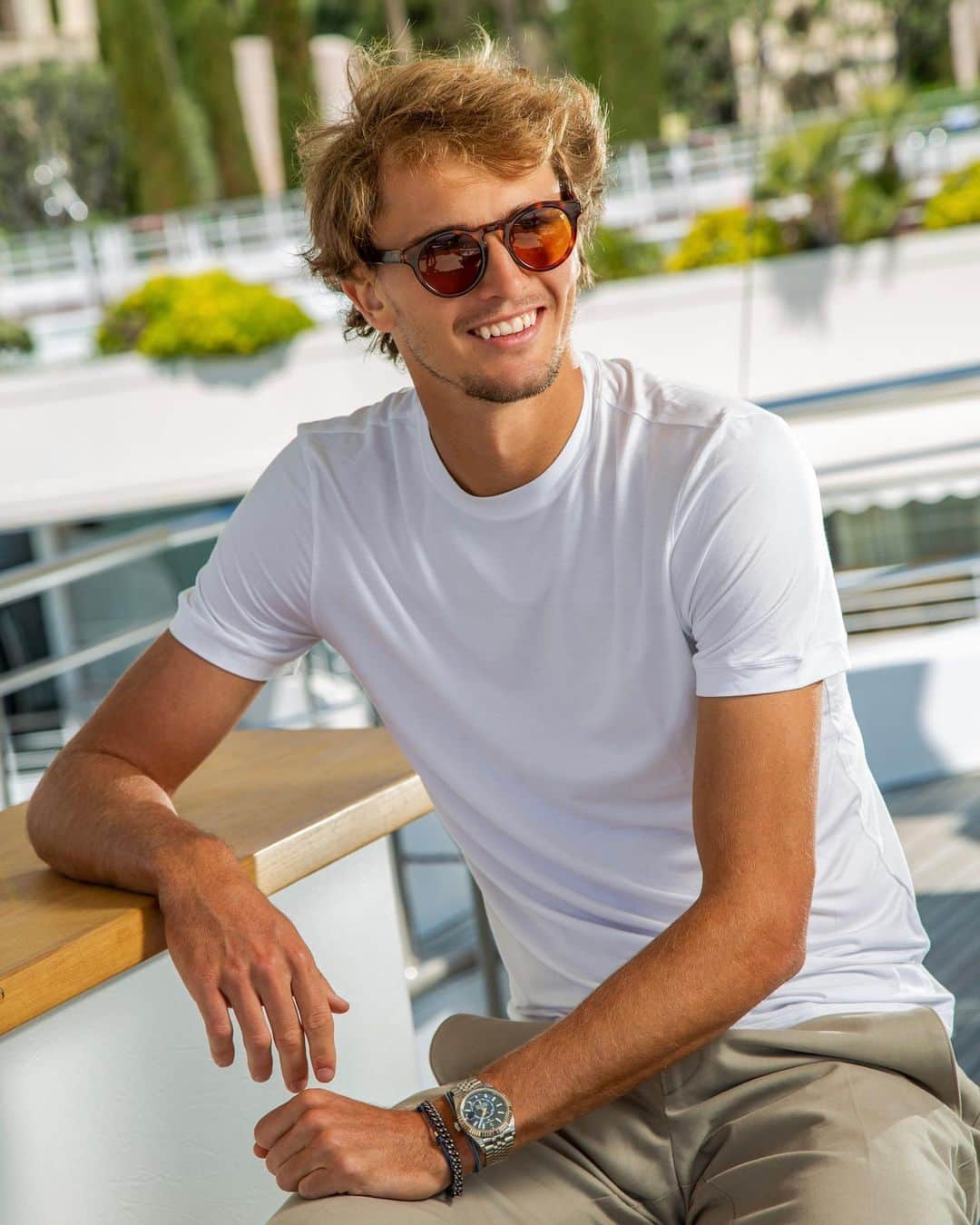 アレクサンダー・ズベレフのインスタグラム：「Feels good to be home 😎☀️🌊 🔜 @rolexmontecarlomasters ☄️」