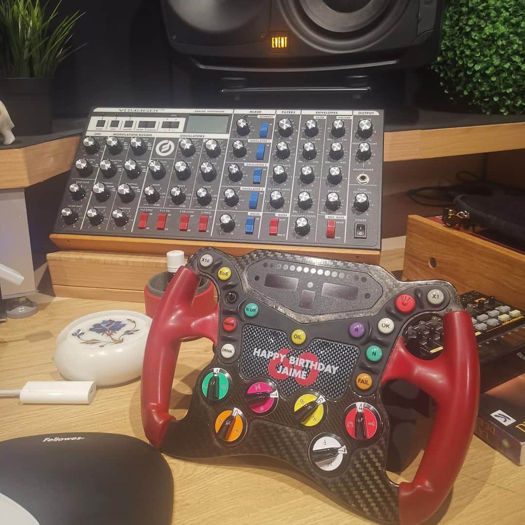 ハイメ・アルグエルスアリのインスタグラム：「I m always thinking what button is the right one… which one is yours?  #music #f1 #electronicmusic #technology #techno #studiogear #synth #moog」