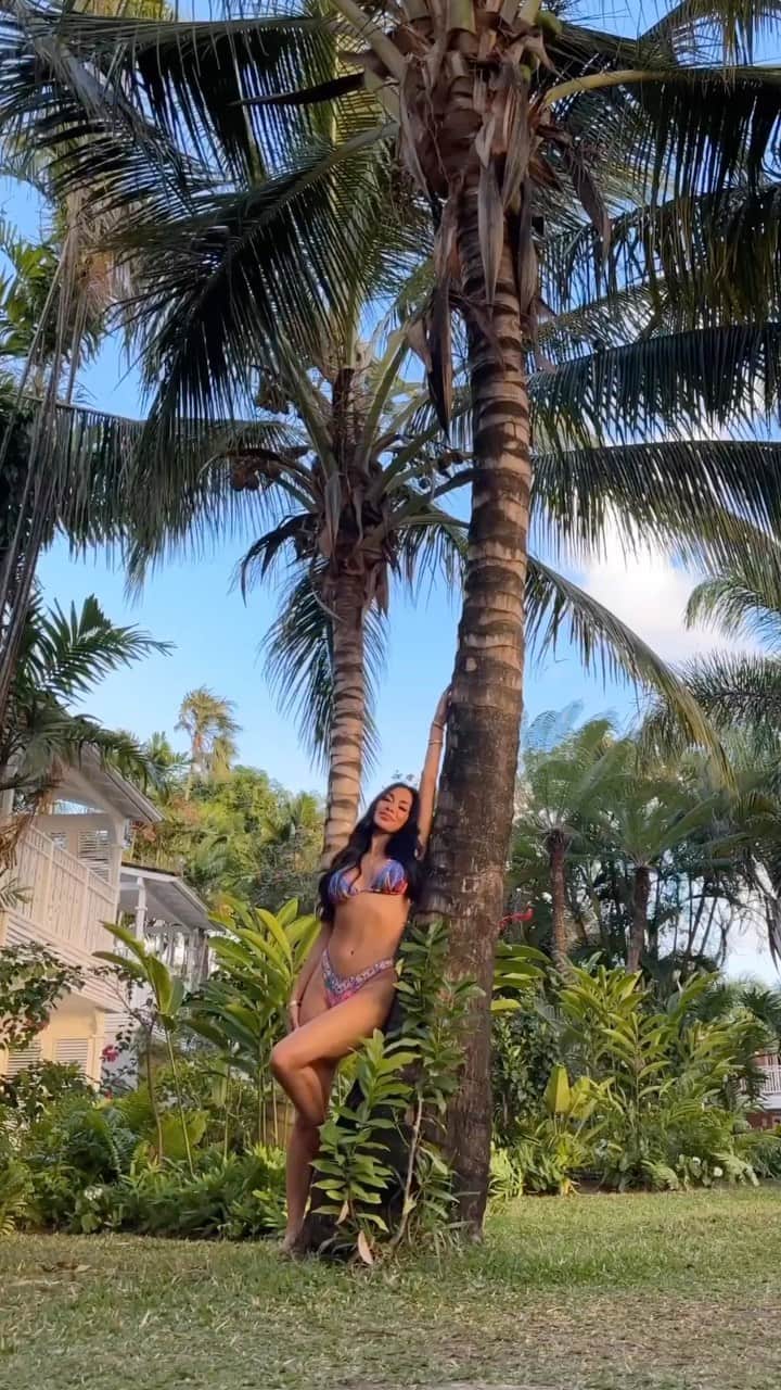 ニコール・シャージンガーのインスタグラム：「Pink dress or bikini…?🤔💖💜」