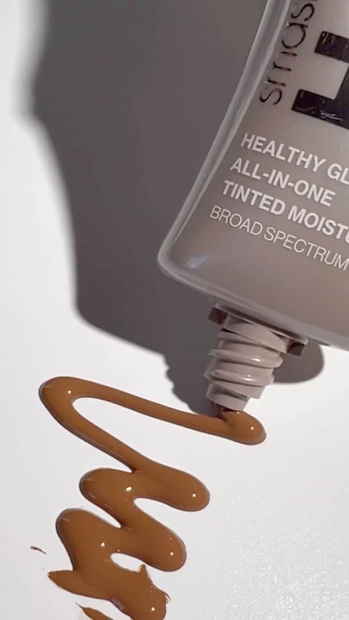 Smashboxのインスタグラム：「The tinted moisturizer that gives tinted moisturizer a good name 👀 ⭐ stays put all day (it’s primer-infused) ⭐ hydrates for 24 hrs (it’s HA-infused) ⭐ protects skin (with spf 25) ⭐ buildable, skin-like coverage ⭐ dewy, glowy finish   Raise your tinted moisturizer standards with Halo. Shop it at sephora.com | Link in bio」