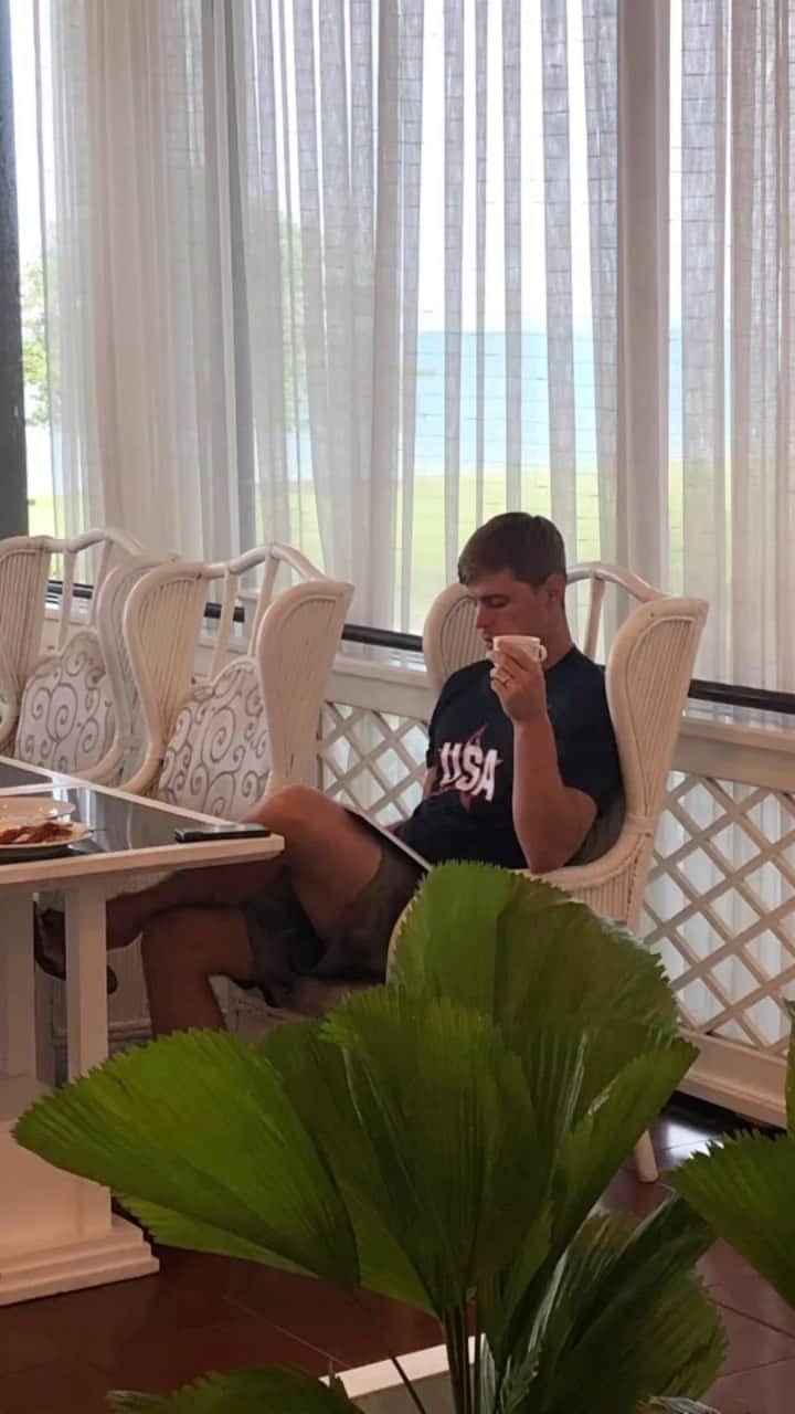 モーガン・キングのインスタグラム：「Athletes have to perform and lift the weight. Coaches hold the weight. It’s years, weeks, days all built up into one moment where you just let the cards fall where they may, the work is done. The good coaches, they make sure that it’s your moment, your journey.   Here’s to one of those coaches that is consistently holding space for each of his athletes whether it’s on the international stage or a local competition, good result or bad result. If it matters to and, AND you want to show up and do the work he’s in.   Thanks for always being a mentor, coach and more importantly a friend.   Hugs,  〽️」