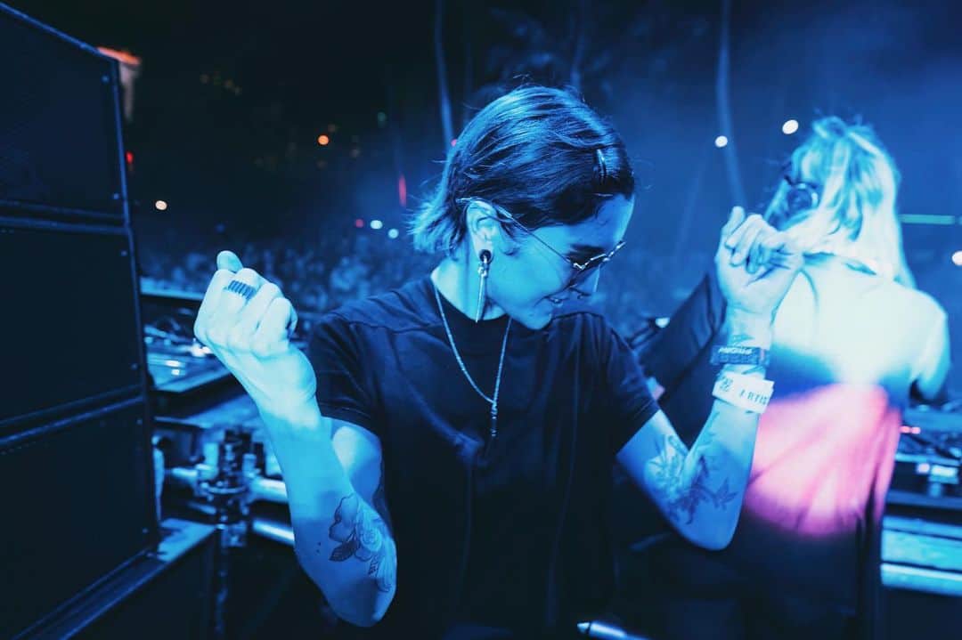 マヤ・ジェーン・コールスのインスタグラム：「Some more cute moments from Miami day 2 captured by @four13photo__ 📸  B2B with @idaengberg at @ultra @inthemood @resistance stage was such a vibe 🔮💜」