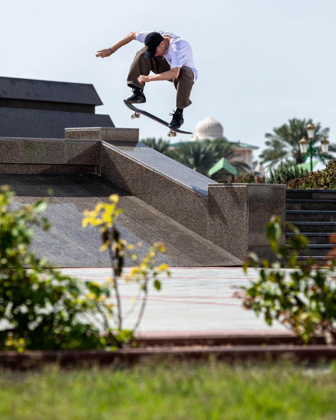 ジェイク・イラーディのインスタグラム：「@jakeilardi nollie heel over hubba into the bank 💥😳 Thanks Jake , that was rad 👊🏻 Sharjah 🇦🇪 #skateboarding #skatephotoaday」