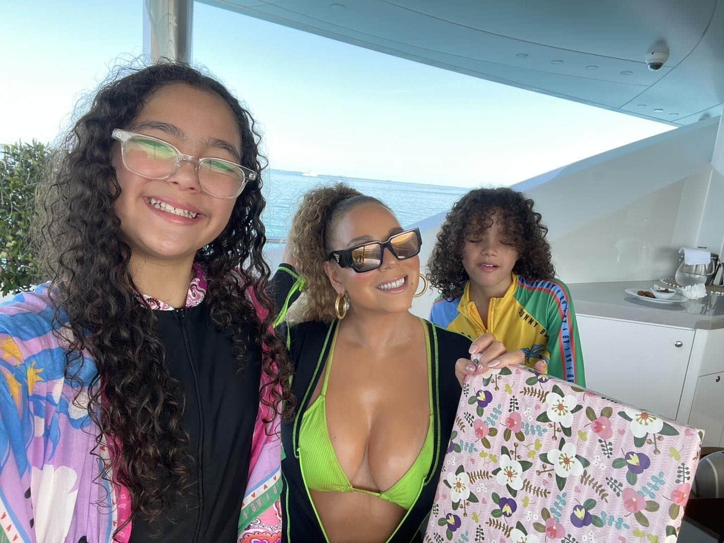 マライア・キャリーさんのインスタグラム写真 - (マライア・キャリーInstagram)「Me and my favorite people in the world 💙💜 #ariesmonthcontinues」3月31日 5時03分 - mariahcarey