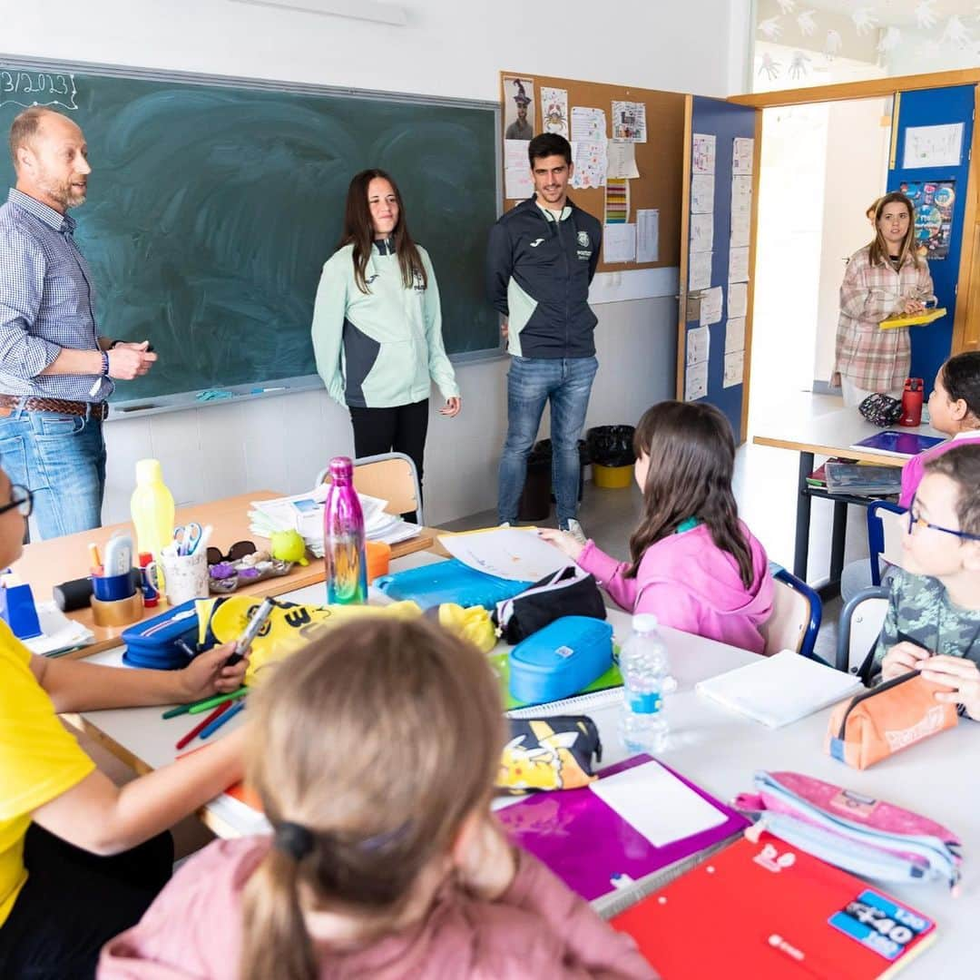 ジェラール・モレノのインスタグラム：「Hoy @_rociogarcia7 y yo hemos vuelto al ‘cole’ 😝 Hemos pasado una mañana muy divertida con los niños y niñas del CEIP Germans Ochando #Endavant」