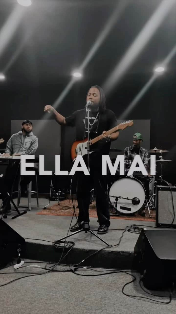 のインスタグラム：「So excited to perform for these upcoming spot date on @ellamai The Heart On My Sleeve Tour! If you haven’t copped your tickets yet, get those ASAP! We are taking you on a journey!」