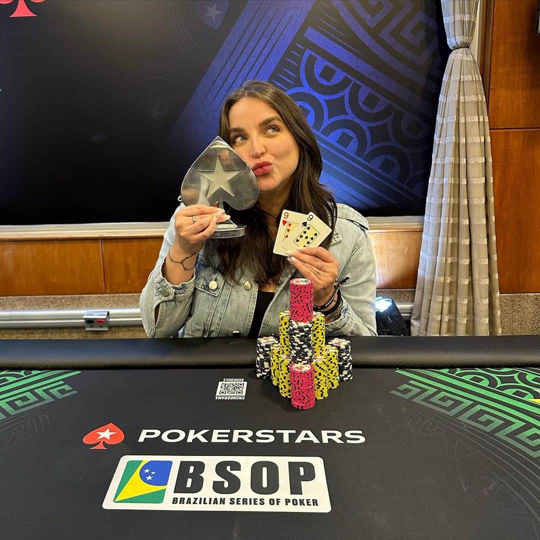 Bruna Unzuetaのインスタグラム：「Além de influencer e podcaster, Bruna Unzueta também é uma otima jogadora de poker (cof cof hahahaha) ! Simmmm gnt, ganhei um torneio ontem que o premio era uma viagem pra Montevideo 🥰」