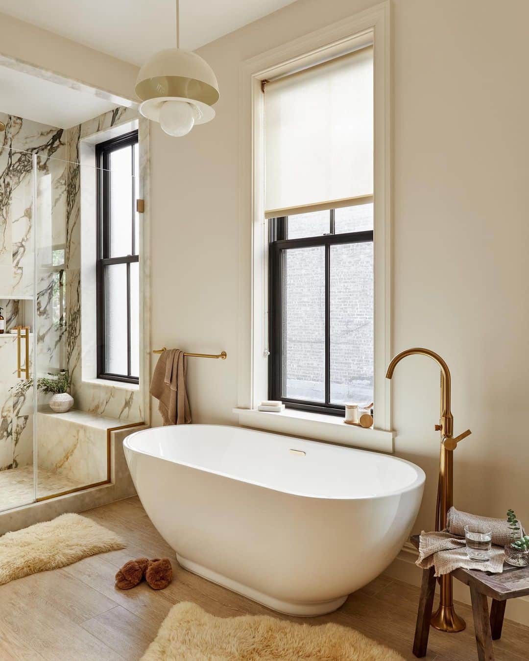 MT DOMAINEのインスタグラム：「Cozy bathroom with a freestanding tub and faucet.   (Via @damaandwood) #MyDomaine」