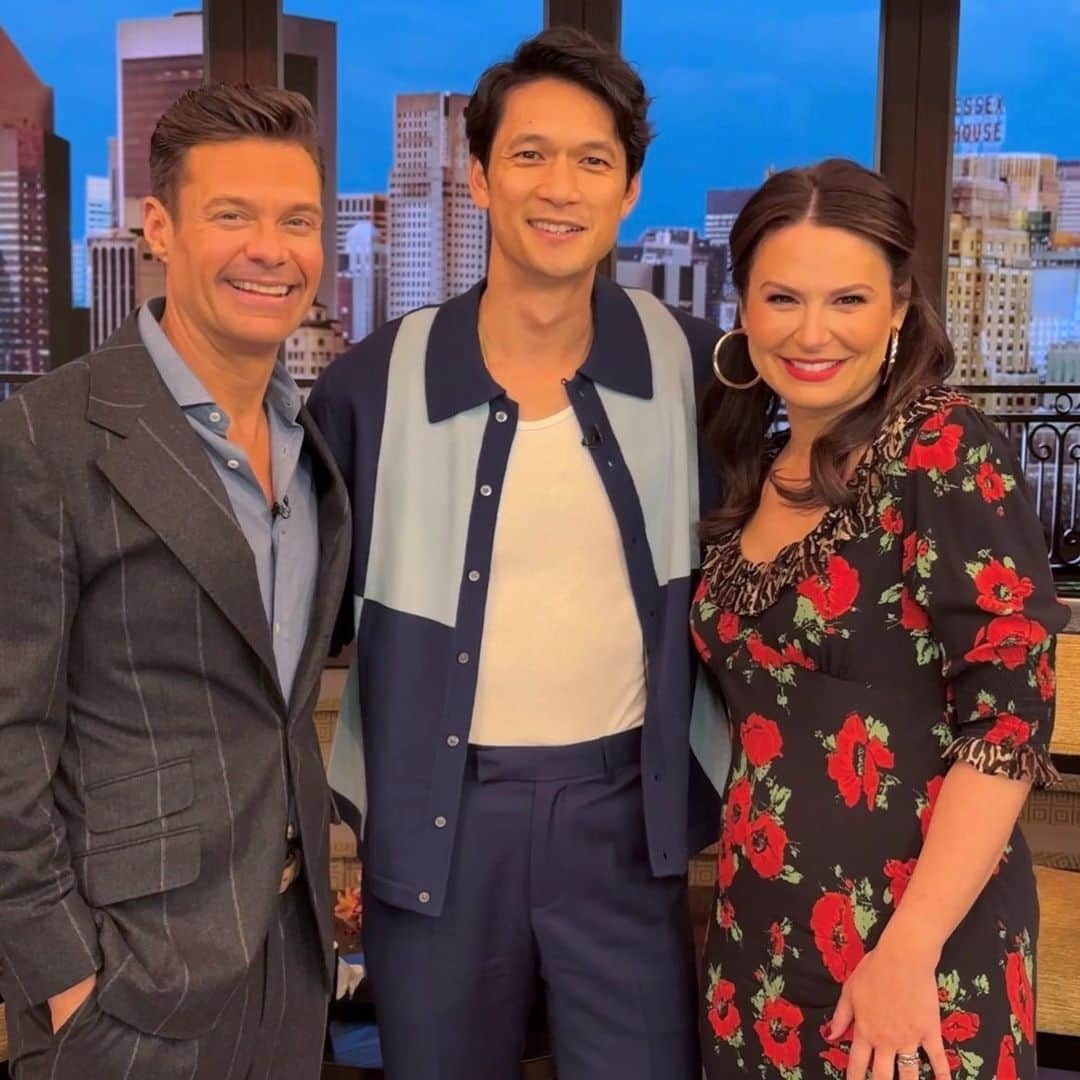 ハリー・シャム・ジュニアのインスタグラム：「Quick trip to NYC and snuck in a fun chat with these two 💙 @ryanseacrest & @ktqlowes @livekellyandryan @greysabc   Styled by: @warrenalfiebaker  Grooming: @melissa.dezarate」