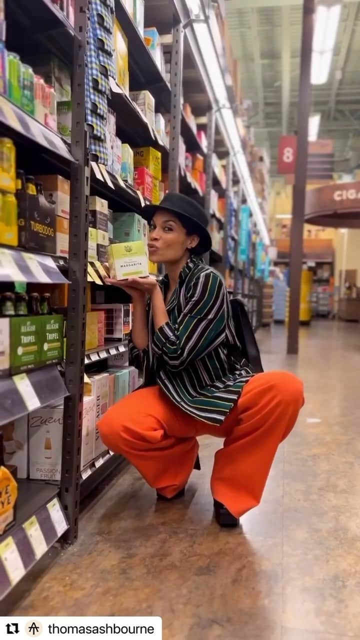ロザリオ・ドーソンのインスタグラム：「Hey @totalwineorlando ☀️ We’re coming for you!  On Sunday, April 2 from 7-8:00pm @rosariodawson will be in-store signing her Margalicious Margaritas all evening long. Come enjoy a drink with us!  Link in bio • sign up to attend • limited space available   #wildlydignified #meetandgreet #orlandofl #readytosip」