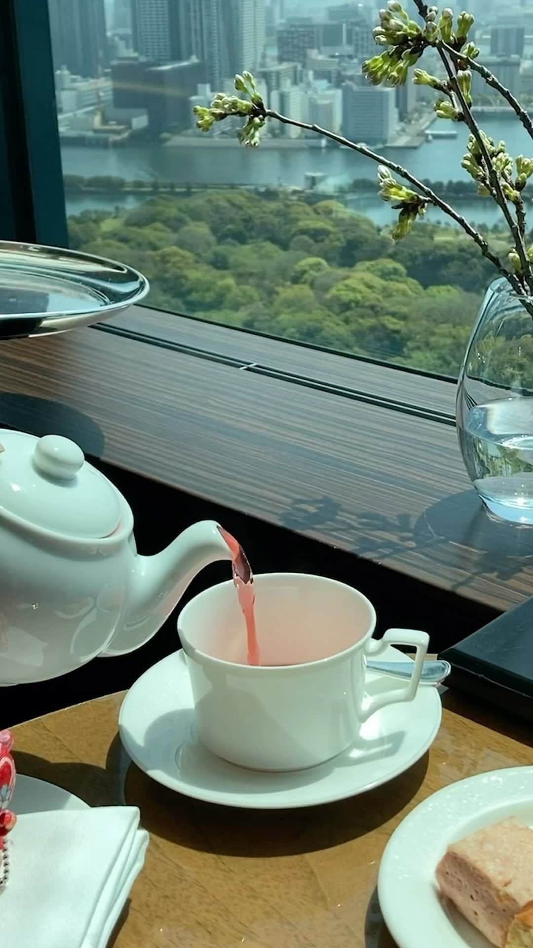 Conrad Hotelsのインスタグラム：「Tea time is better with a view.  @conrad_tokyo @conradosaka @conradseoul」