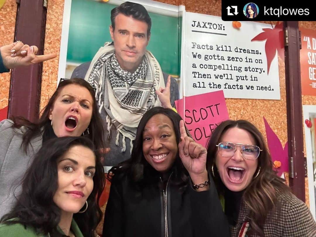 ベラミー・ヤングのインスタグラム：「#ScandalFam FOREVER 🍷🍿🥰 And woohoo for the #Scandal men tearin it UP on #Broadway right now!!!! 🔥🎭🎉 @scottkfoley is HOOOOLARIOUS in @2stnyc 's #TheThanksgivingPlay as is every one of his formidable castmates #KatieFinneran @darcycarden & @sullivangrams !  We had the BEST night with you!! #SecondStage #NYC #Broadway ❤️🎉❤️🎉❤️🎉❤️ ・・・ I LOVE MY THEATRE CREW. And I love seeing our @scottkfoley on stage!!  @themeanchick @shondarhimes @bellamyyoung @pedrosegundoofficial」