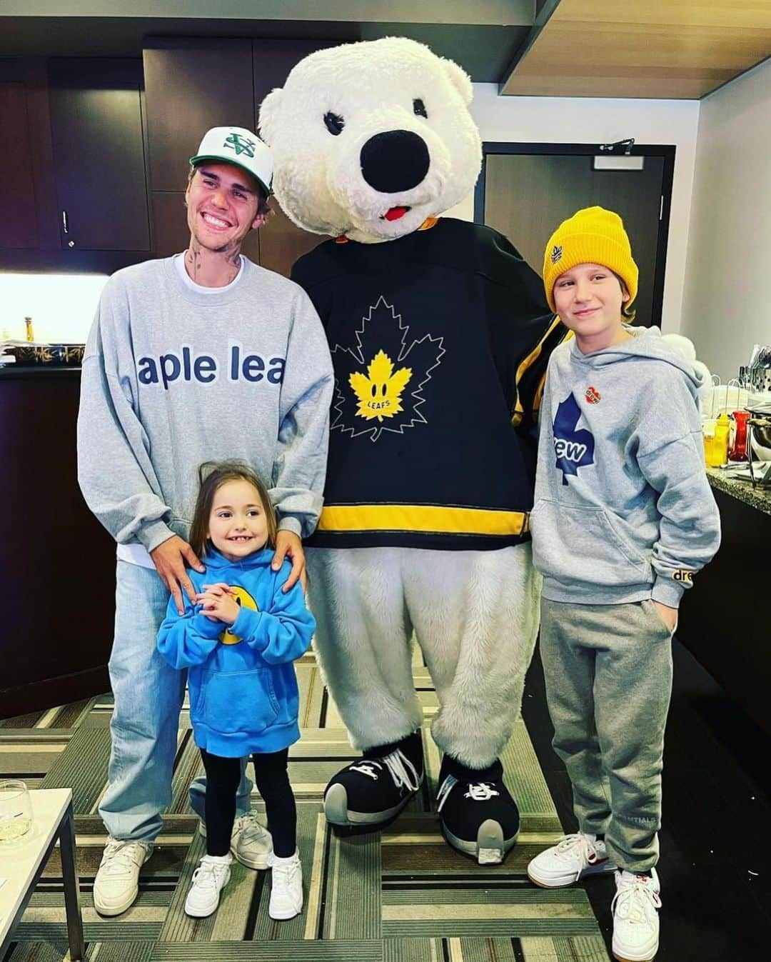 ジャスティン・ビーバーのインスタグラム：「Growing up in Canada and being a leafs fan has always been one of the most meaningful things about life. Having these games to look forward to as a kid made for memories that I will cherish forever! I keep falling more in love with the game of hockey! I want people to know how fun it is and how cool it is and how it deeply connects families all around the world. One of my missions in life is to continue to help evolve the culture of hockey making it feel inclusive for everyone! Unfortunately hockey can be an expensive sport which is why we partnered up with Tim Hortons and the Toronto maple leafs to help in this area. We want people all over the world to have access to the game! HOCKEY IS FOR EVERYONE , it’s a game that can teach us about teamwork, chemistry, coordination, style, managing disappointment, growth etc. our leafs lost last night but still made for beautiful memories with my beautiful family. So grateful to the NHL and the Leafs organization for including me in telling the story of hockey and what it means to so many of us. GO LEAFS GO」