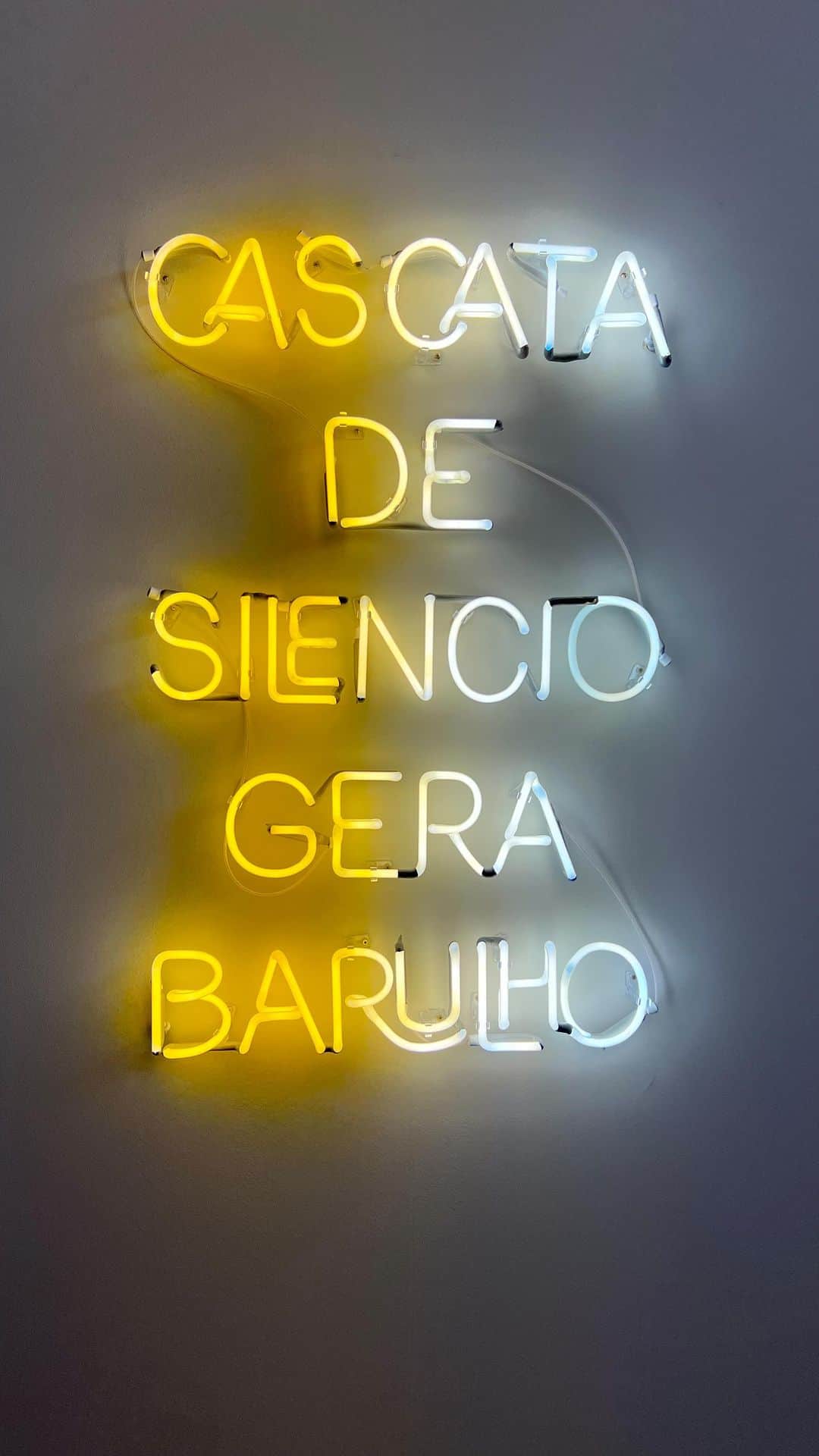 Tainá Müllerのインスタグラム：「Fui a convite do @alexandrebirman fazer um tour na @sp_arte, guiado pela maravilhosa curadora @anacarolinaralston.  Foi arrepio atrás de arrepio. É impressionante como a arte brasileira vive um momento luminoso nesse momento de insurgência decolonial. Da arte coletiva dos Huni Kuins aos clássicos do design brasileiro, nossas cores parecem brilhar sem culpa. Aliás, os pincéis normativos devem estar murchos diante de tanta exuberância da arte que brota das ruas, da aldeia, do terreiro.   Eu amei tando a experiência que até “comi” a verdade da qual tenho fome. Kkkkk. Obrigada @carlamoreire ❤️」
