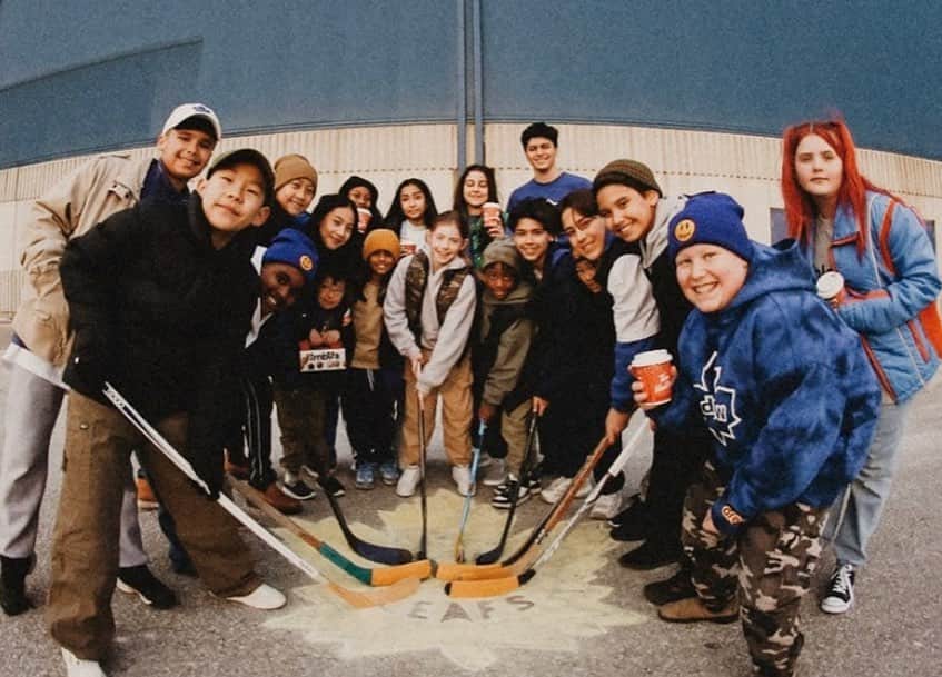 ジャスティン・ビーバーのインスタグラム：「Growing up in Canada and being a leafs fan has always been one of the most meaningful things about life. Having these games to look forward to as a kid made for memories that I will cherish forever! I keep falling more in love with the game of hockey! I want people to know how fun it is and how cool it is and how it deeply connects families all around the world. One of my missions in life is to continue to help evolve the culture of hockey making it feel inclusive for everyone! Unfortunately hockey can be an expensive sport which is why we partnered up with Tim Hortons and the Toronto maple leafs to help in this area. We want people all over the world to have access to the game! HOCKEY IS FOR EVERYONE , it’s a game that can teach us about teamwork, chemistry, coordination, style, managing disappointment, growth etc. our leafs lost last night but still made for a beautiful memories with my beautiful family. So grateful to the NHL and the Leafs organization for including me in telling the story of hockey and what it means to so many of us. GO LEAFS GO」