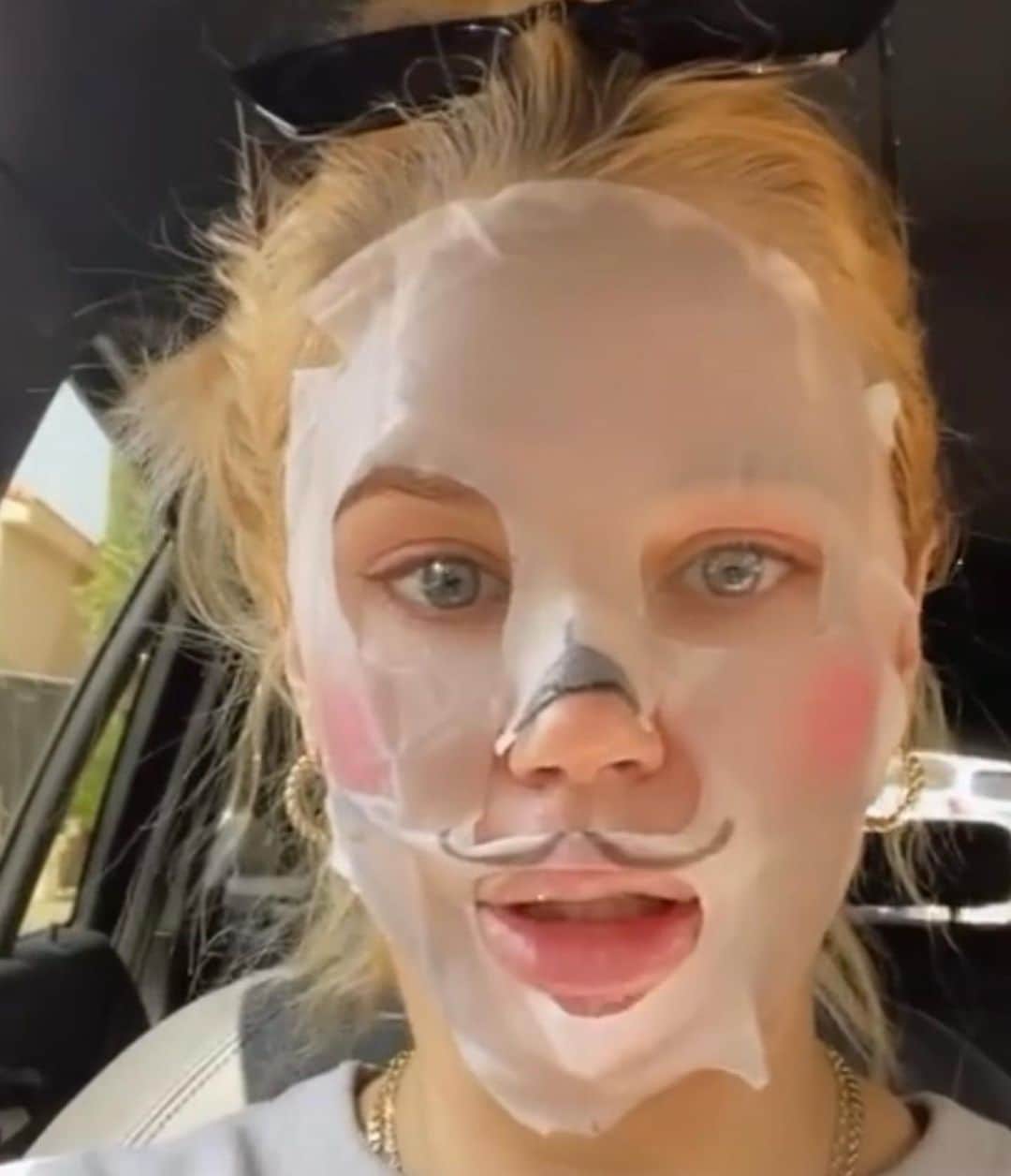 ジェサ・ヒントンさんのインスタグラム写真 - (ジェサ・ヒントンInstagram)「↔️ Sometimes I dress up, sometimes I look homeless.  Some days I wear masks for wardrobe and other days I thrust with inflatable hotdogs.  But no matter what I’m doing you can bet your a$$ I’m ALWAYS gonna have a good time.  Unless I’m at disneyworld.   @1stphorm energy drinks to give my optimistic mood an extra razzle dazzle.」3月31日 5時52分 - jessahinton