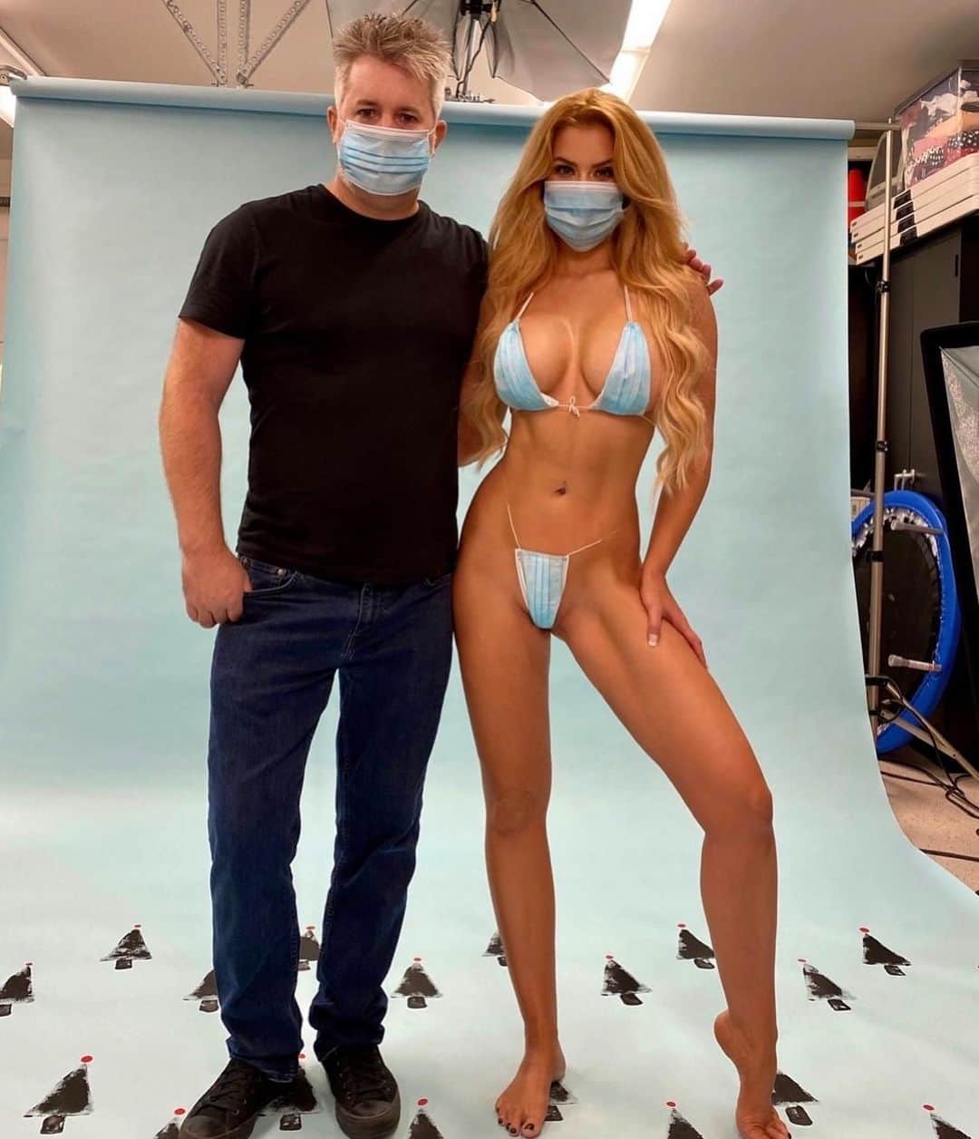 ジェサ・ヒントンさんのインスタグラム写真 - (ジェサ・ヒントンInstagram)「↔️ Sometimes I dress up, sometimes I look homeless.  Some days I wear masks for wardrobe and other days I thrust with inflatable hotdogs.  But no matter what I’m doing you can bet your a$$ I’m ALWAYS gonna have a good time.  Unless I’m at disneyworld.   @1stphorm energy drinks to give my optimistic mood an extra razzle dazzle.」3月31日 5時52分 - jessahinton