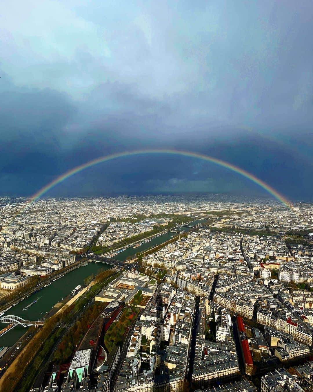 ソーコさんのインスタグラム写真 - (ソーコInstagram)「✌️ 🌈 Gay Paree 🌈 ✌️  Swipe for magical rainbow party on top of the Eiffel Tower !  Pic by @_lowlowlife_」3月31日 6時05分 - sokothecat