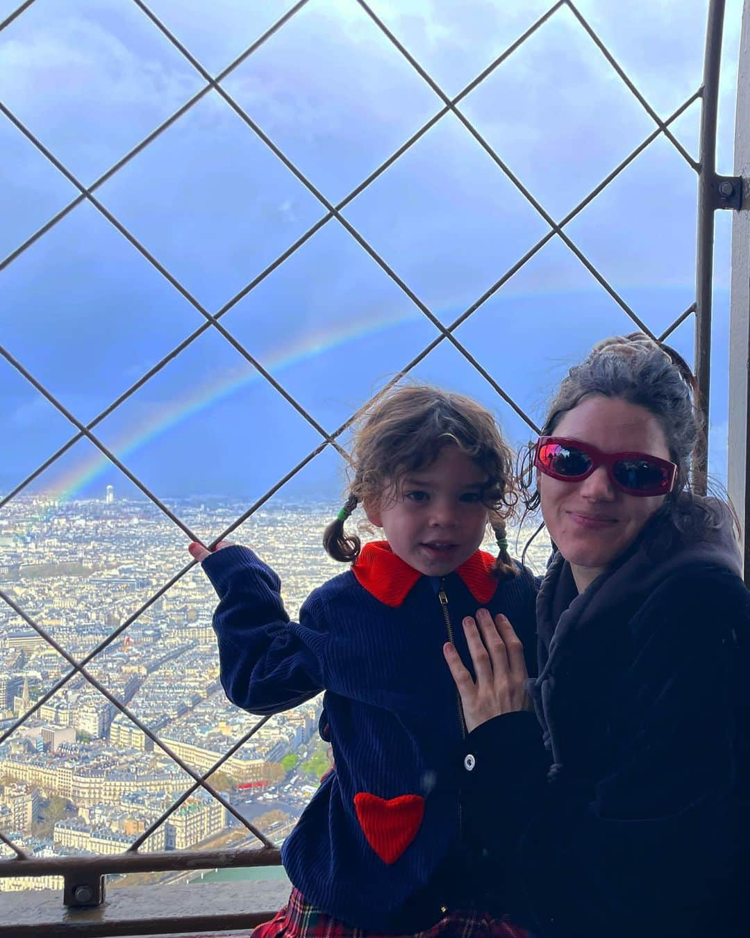 ソーコさんのインスタグラム写真 - (ソーコInstagram)「✌️ 🌈 Gay Paree 🌈 ✌️  Swipe for magical rainbow party on top of the Eiffel Tower !  Pic by @_lowlowlife_」3月31日 6時05分 - sokothecat